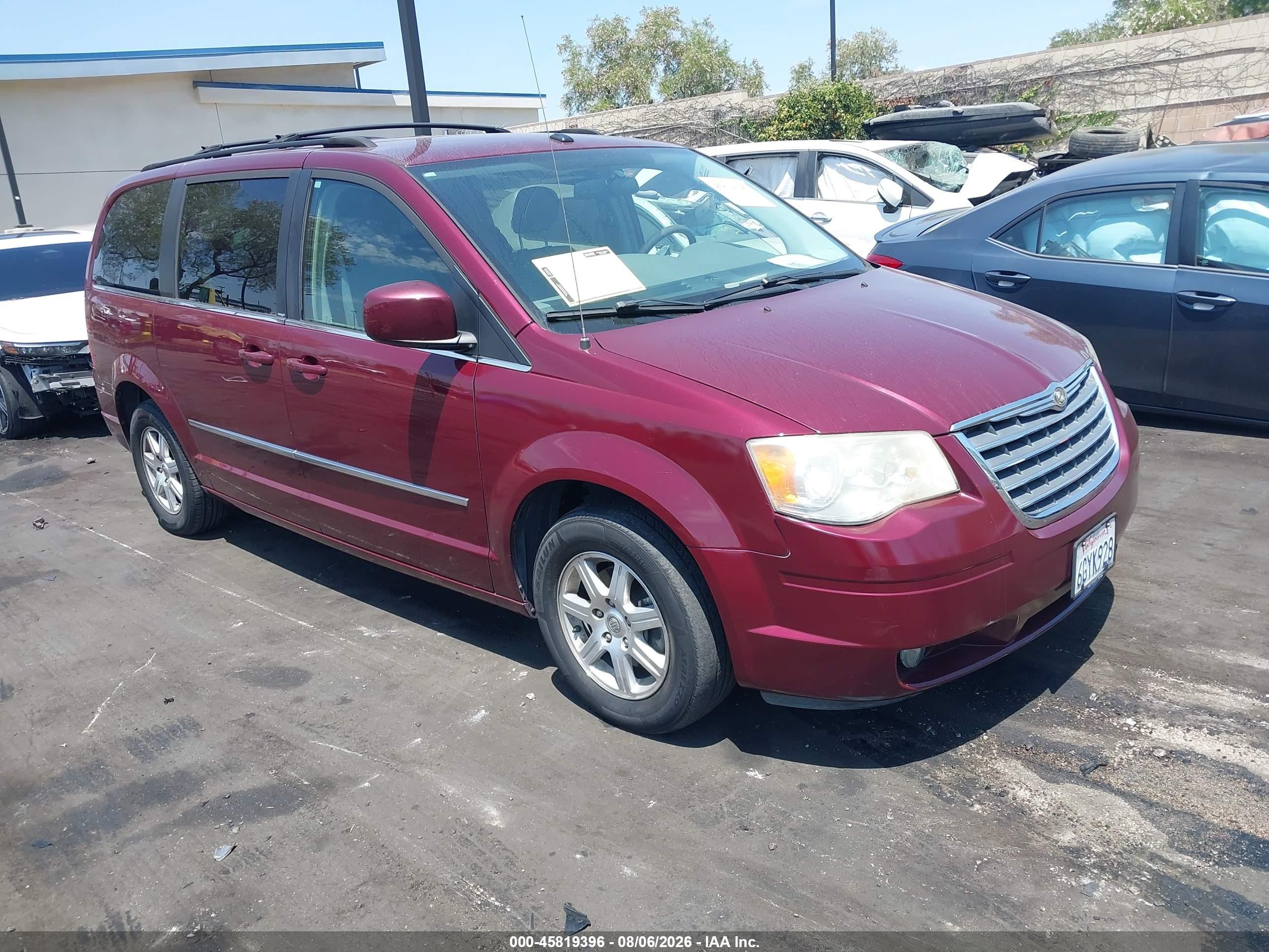 2009 Chrysler Town & Country Touring, VIN 2A8HR54129R522410 — Бок