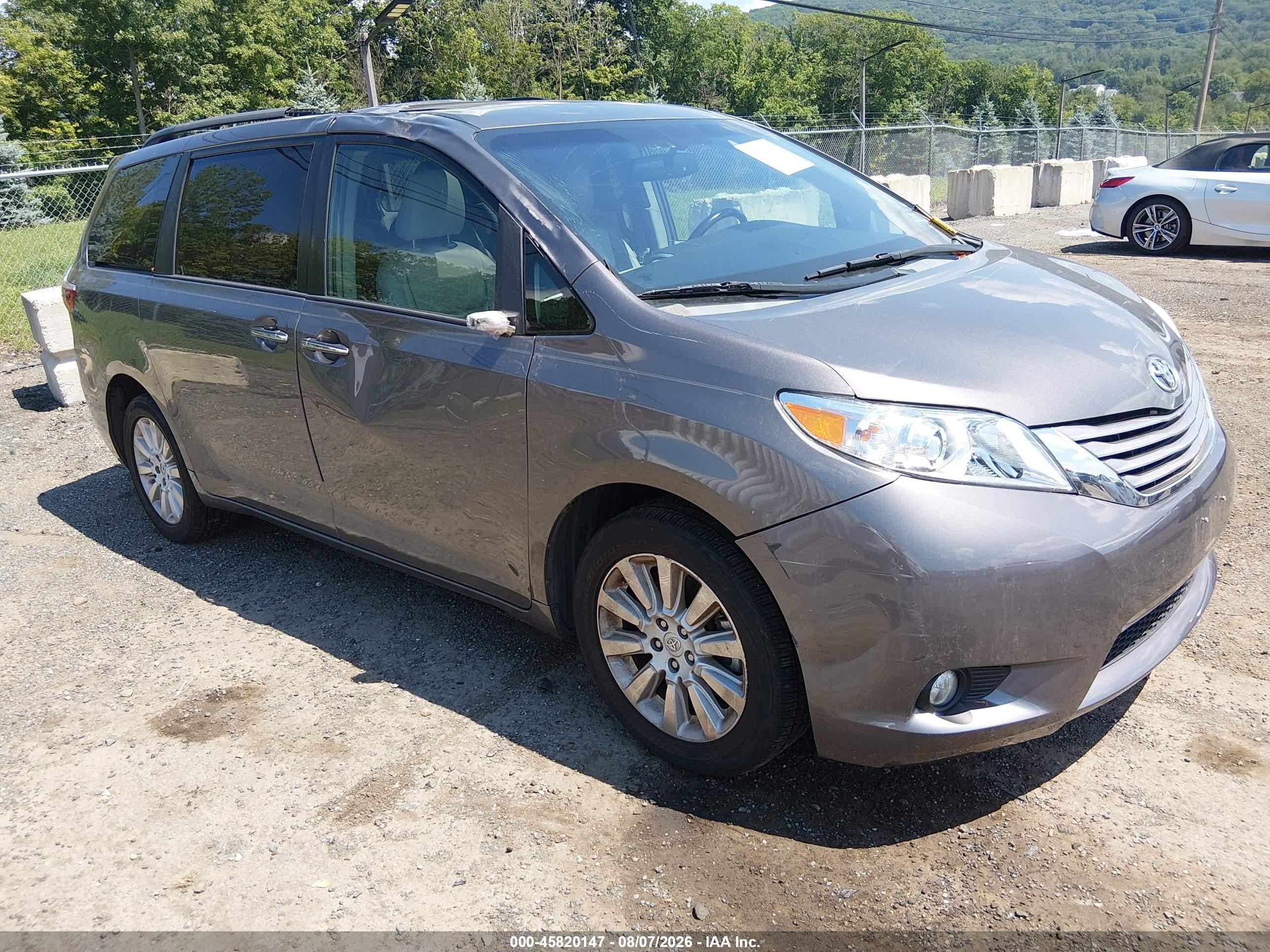 2015 Toyota Sienna XLE, VIN 5TDDK3DC0FS120260 — Normal wear