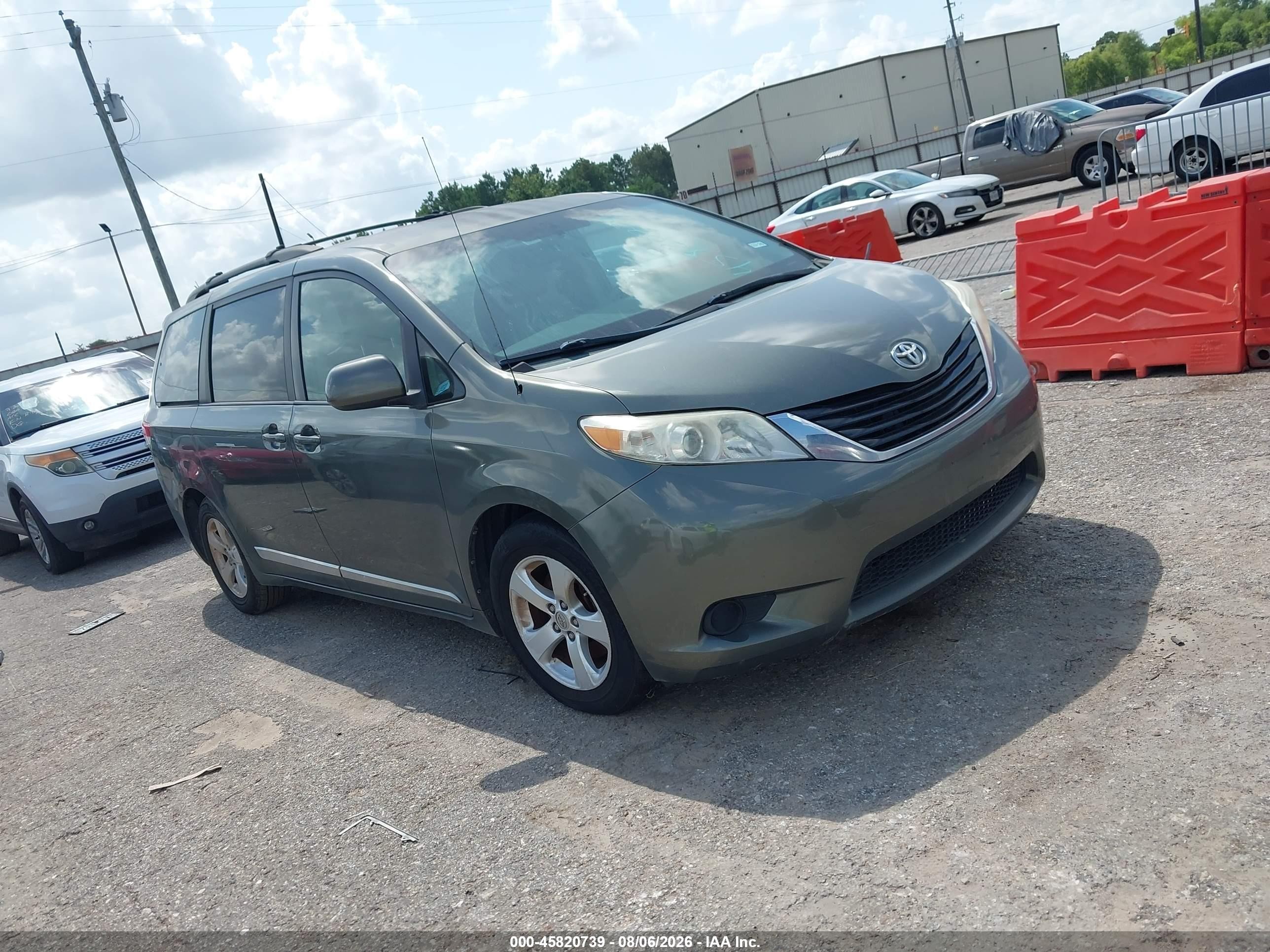 2014 Toyota Sienna LE, VIN 5TDKK3DC9ES452512 — Normal wear