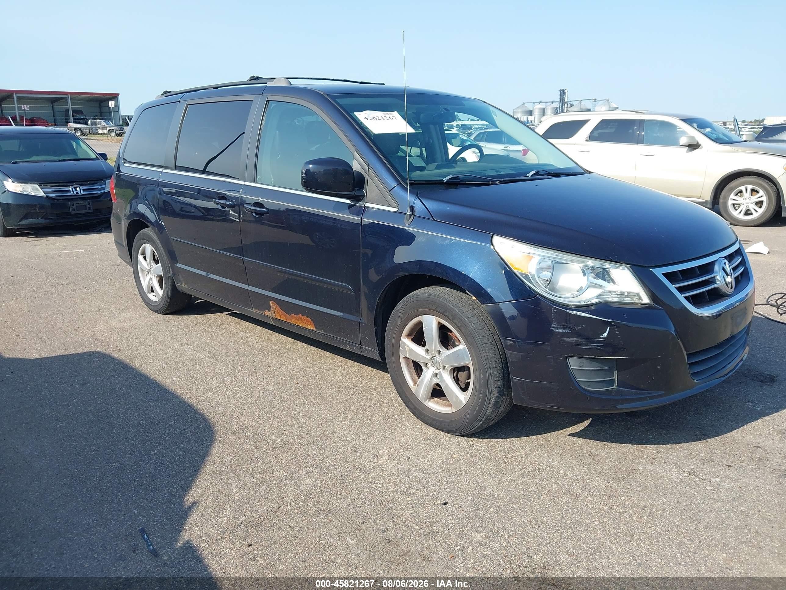 2010 Volkswagen Routan SE, VIN 2V4RW3D19AR388286 — Front end