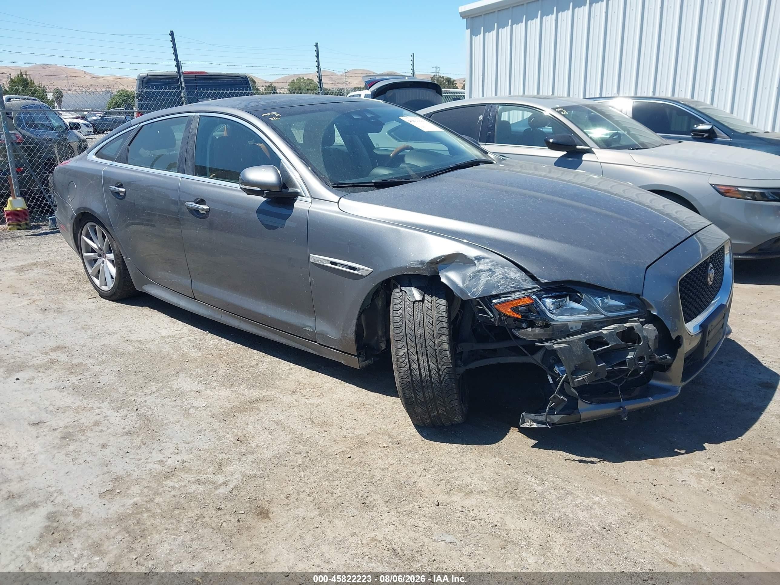 2018 Jaguar XJ R-Sport, VIN SAJWA1C72J8W15790 — Front end