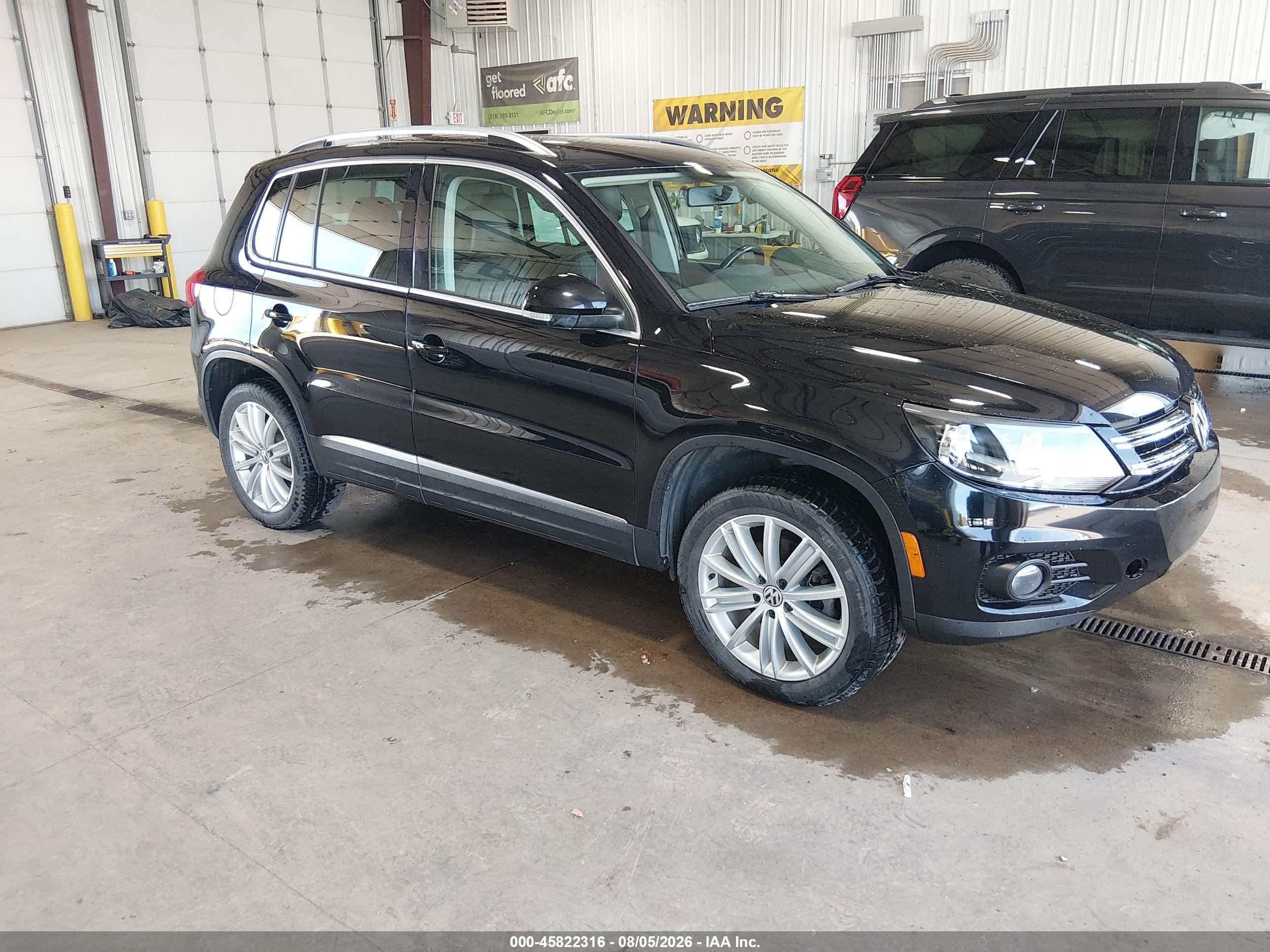 2014 Volkswagen Tiguan S, VIN WVGBV3AX2EW568984 — Бок