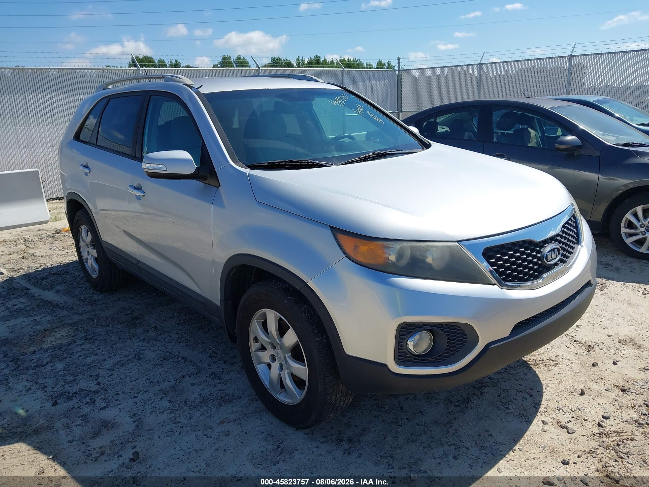 2011 Kia Sorento LX, VIN 5XYKT4A10BG130887 — Normal wear