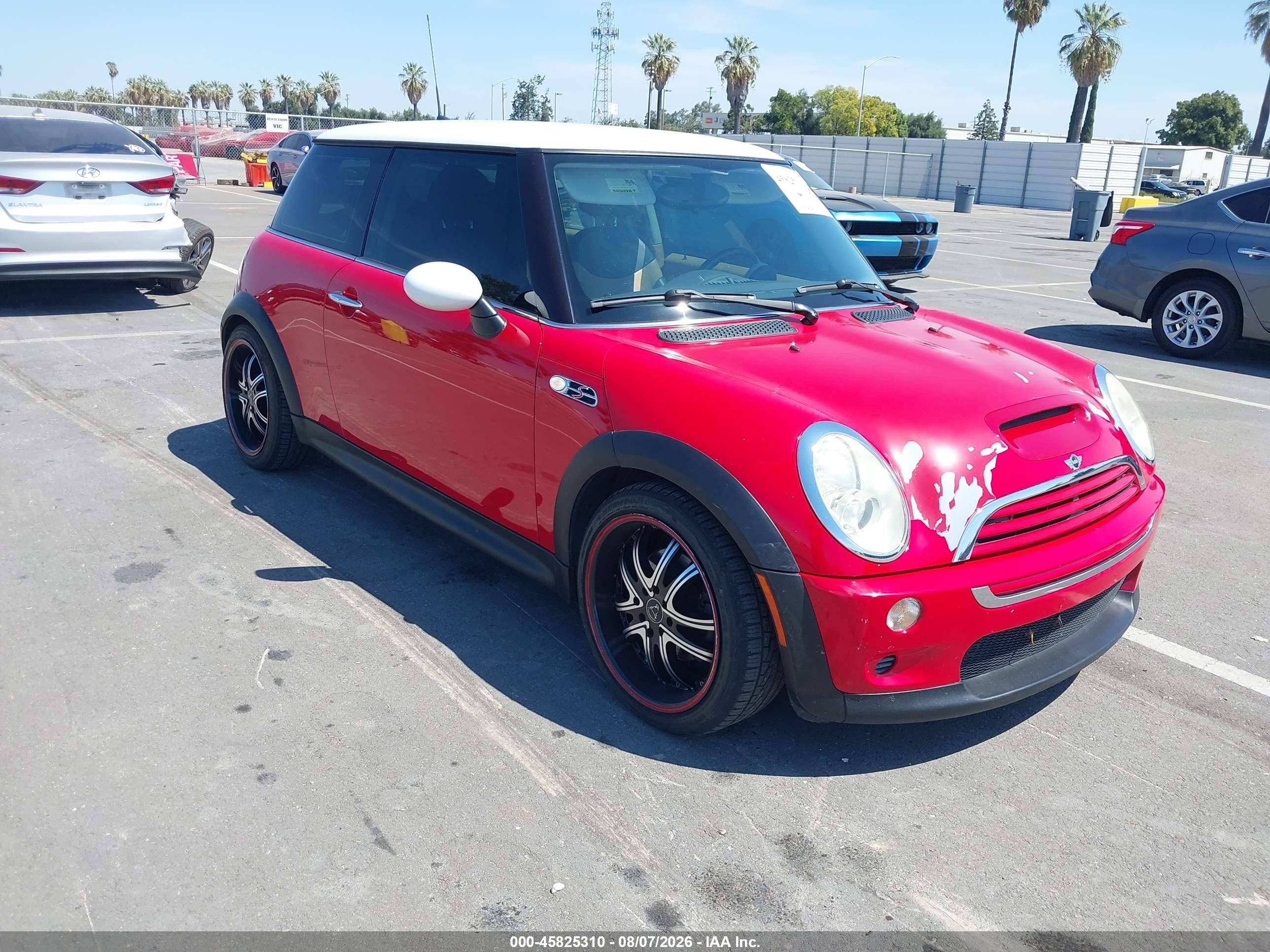 2005 MINI Hardtop S, VIN WMWRE33525TG99283 — Side