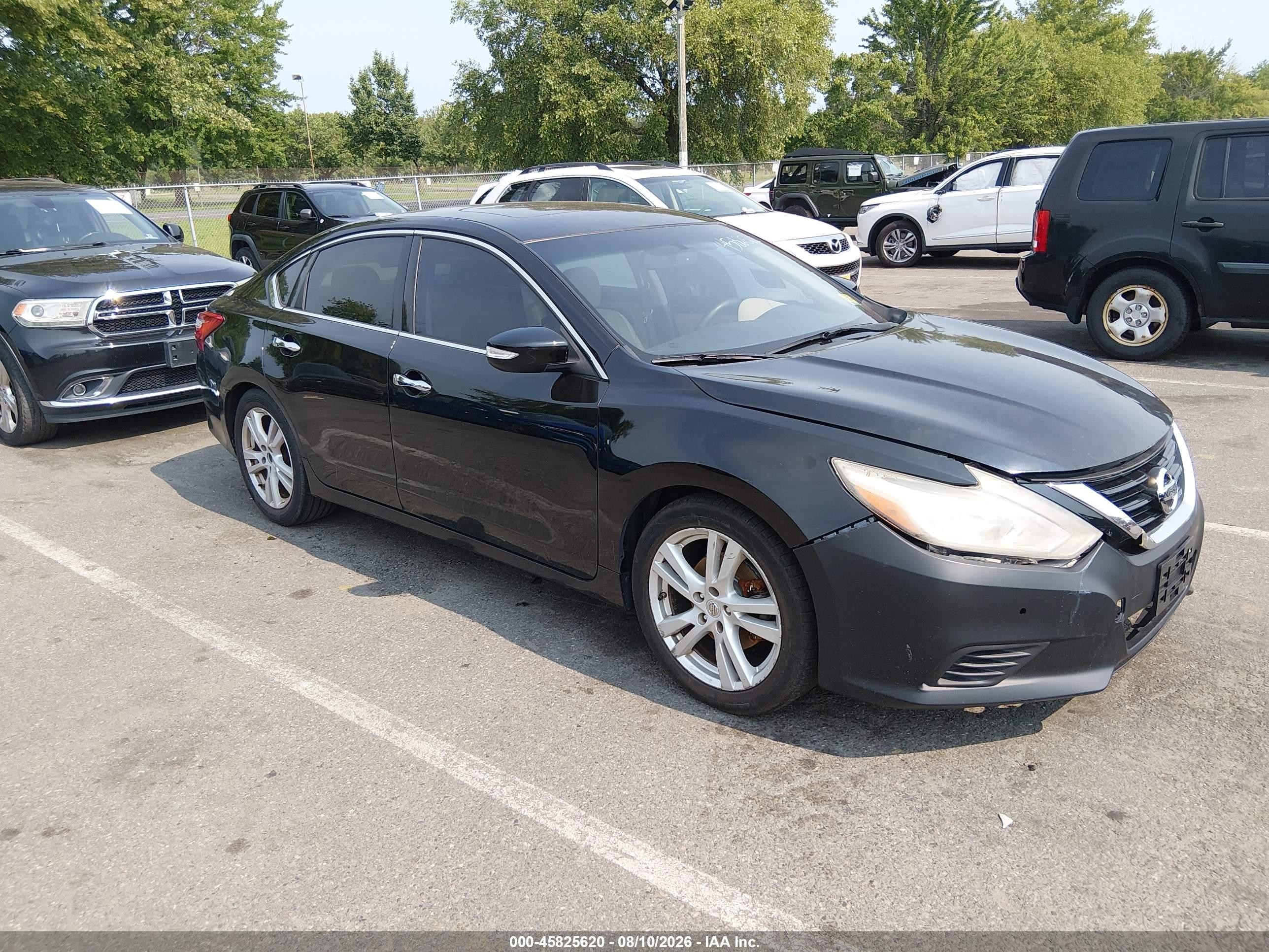 2017 Nissan Altima SR, VIN 1N4BL3AP2HC211262 — Normal wear