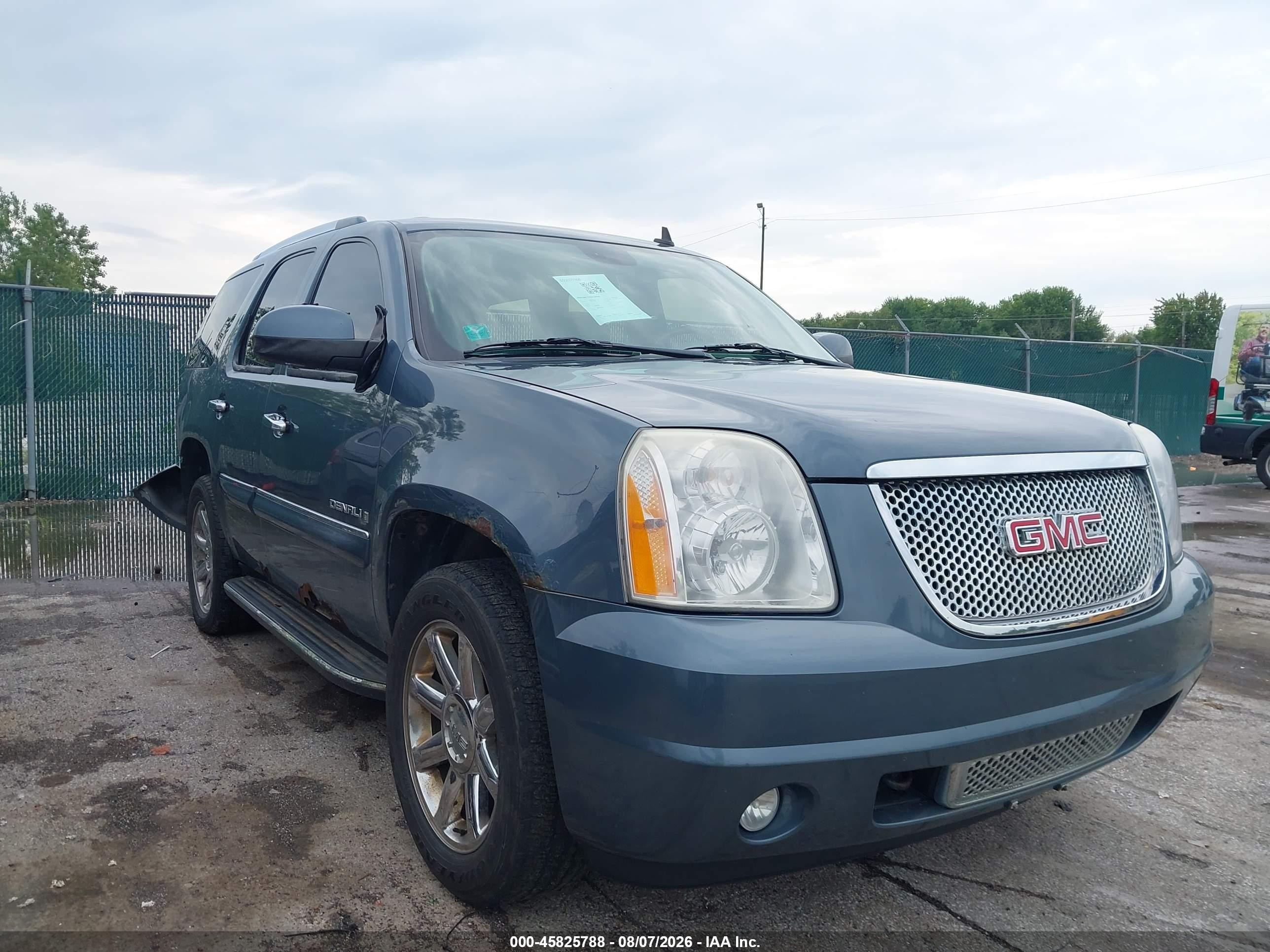 2008 GMC Yukon Denali, VIN 1GKFK63868J221136 — Зад