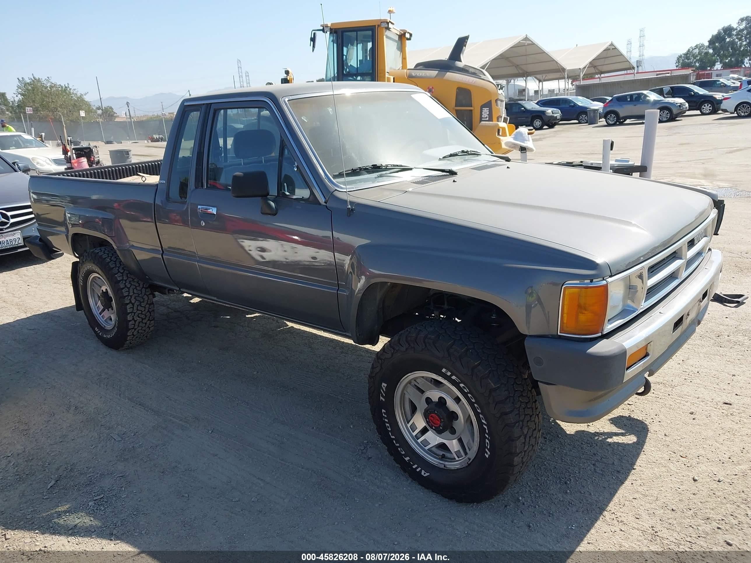 1987 Toyota Pickup, VIN JT4RN67D6H5072422 — Бок