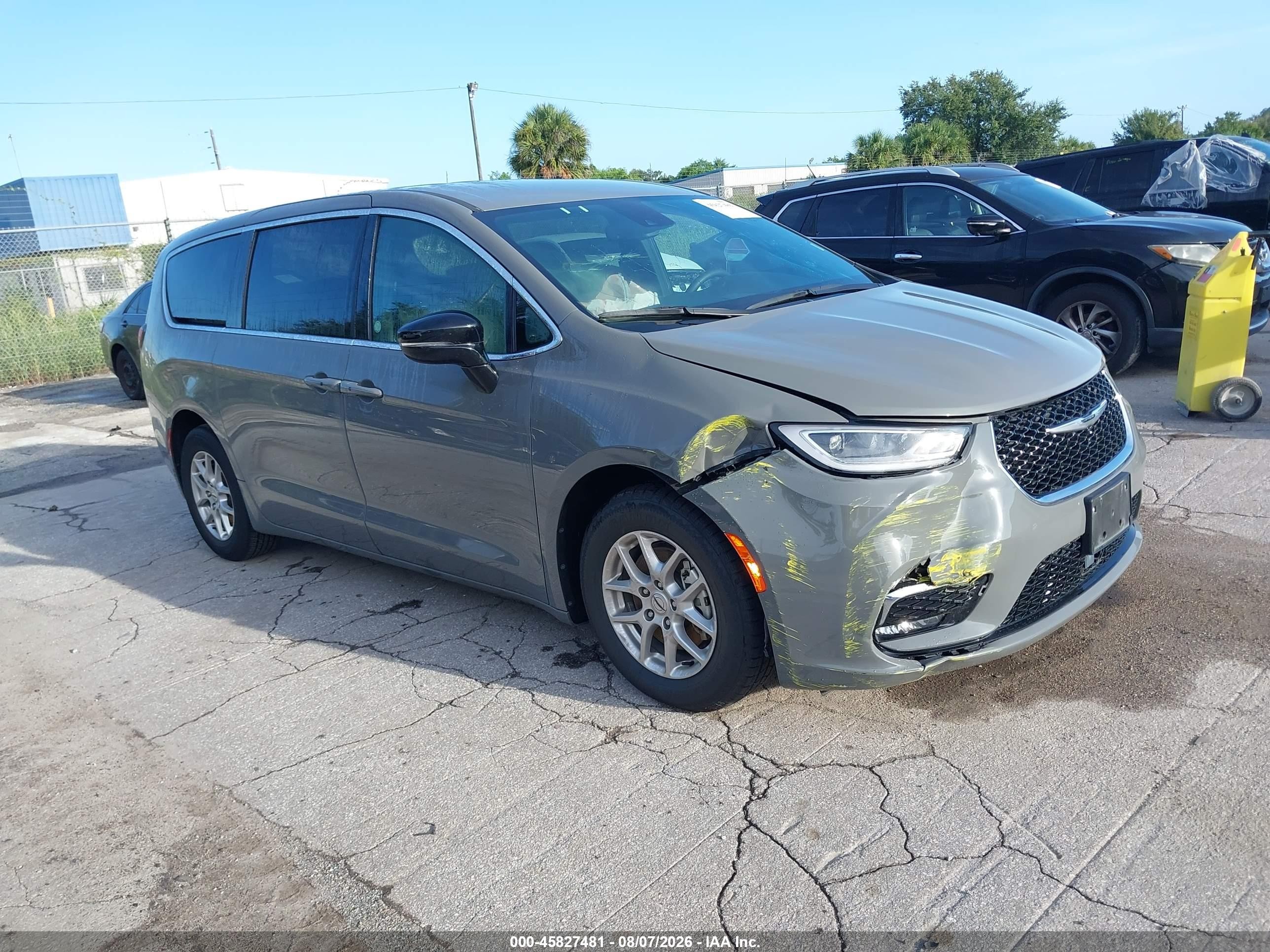 2025 Chrysler Pacifica Select, VIN 2C4RC1BG6SR551184 — Перед