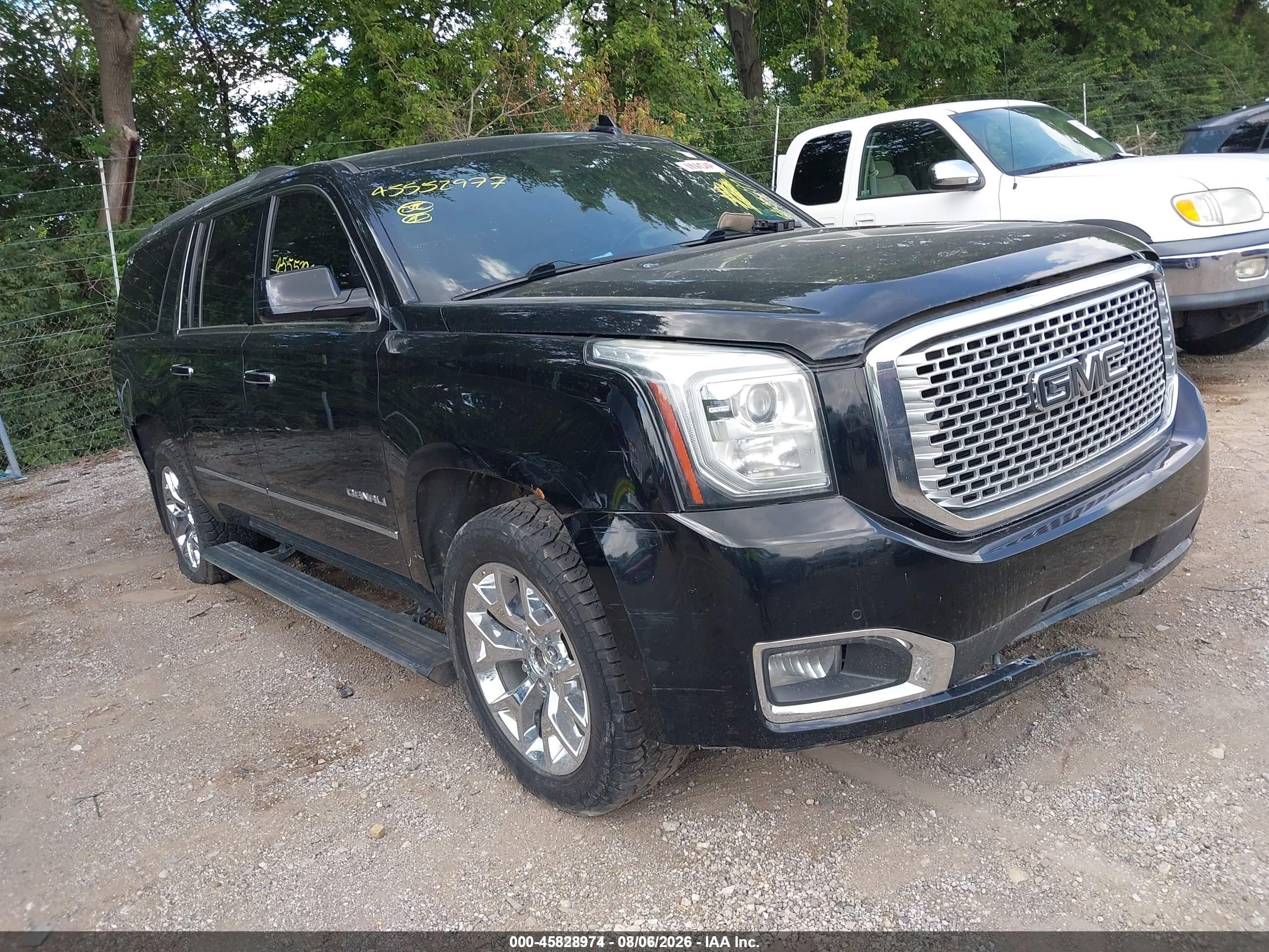 2015 GMC Yukon XL Denali, VIN 1GKS2JKJXFR541774 — Перед
