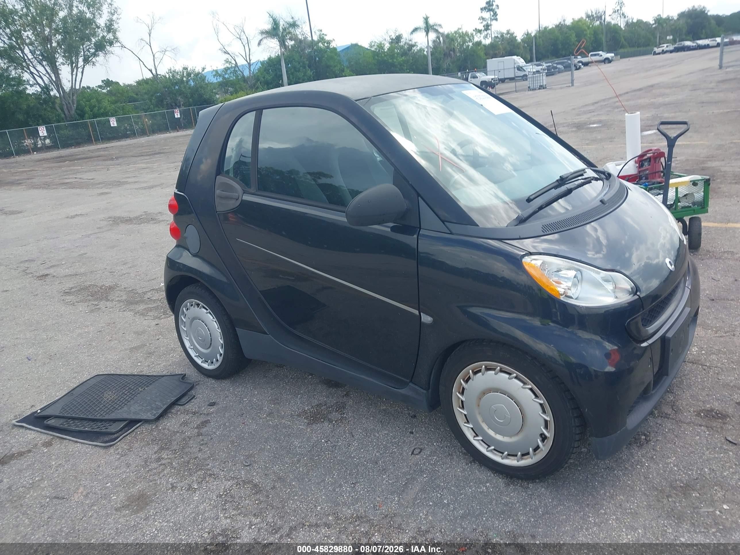 2008 Smart fortwo Pure, VIN WMEEJ31X48K146631 — Side