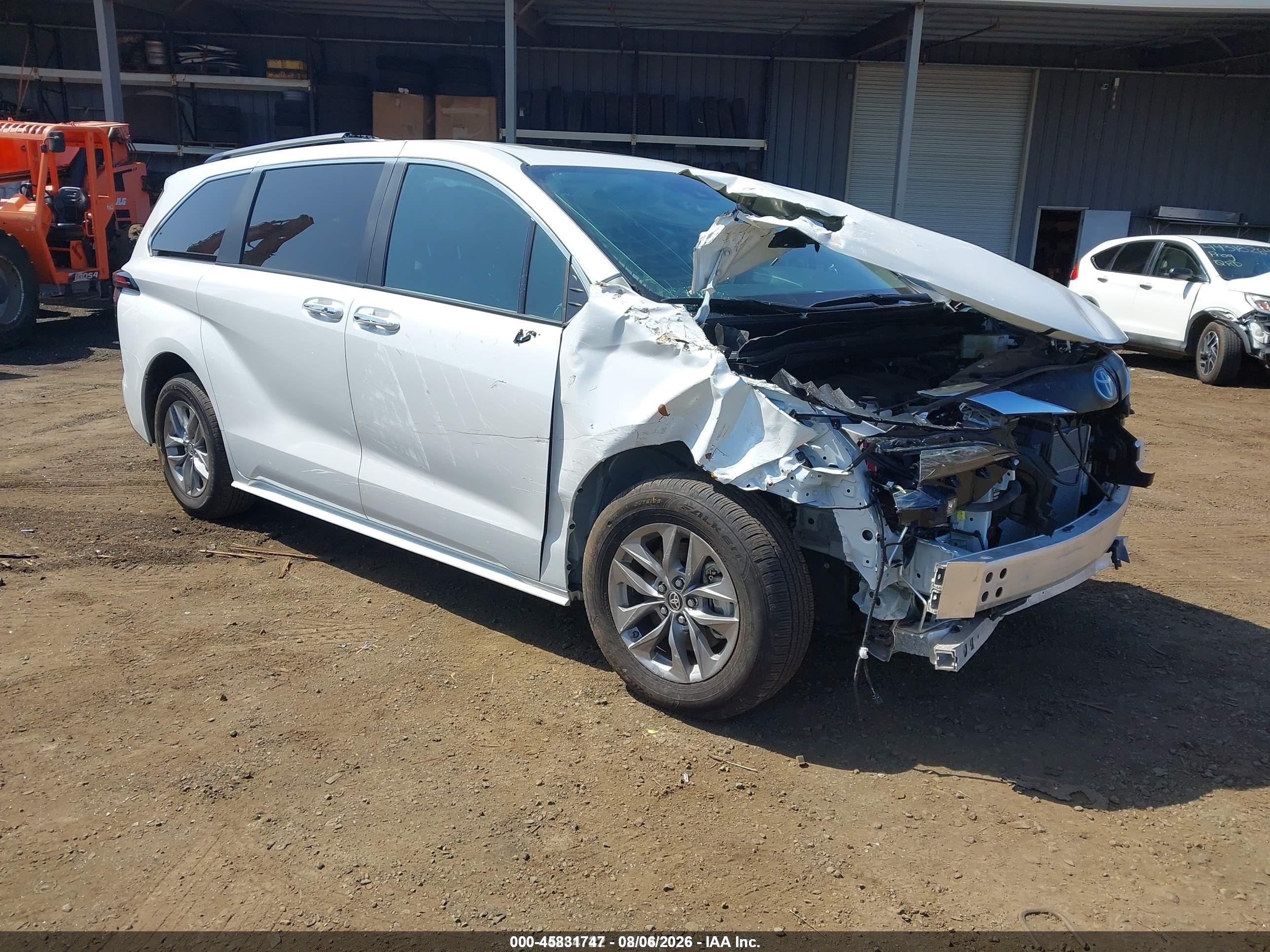 2025 Toyota Sienna XLE, VIN 5TDYRKECXSS235836 — Front end