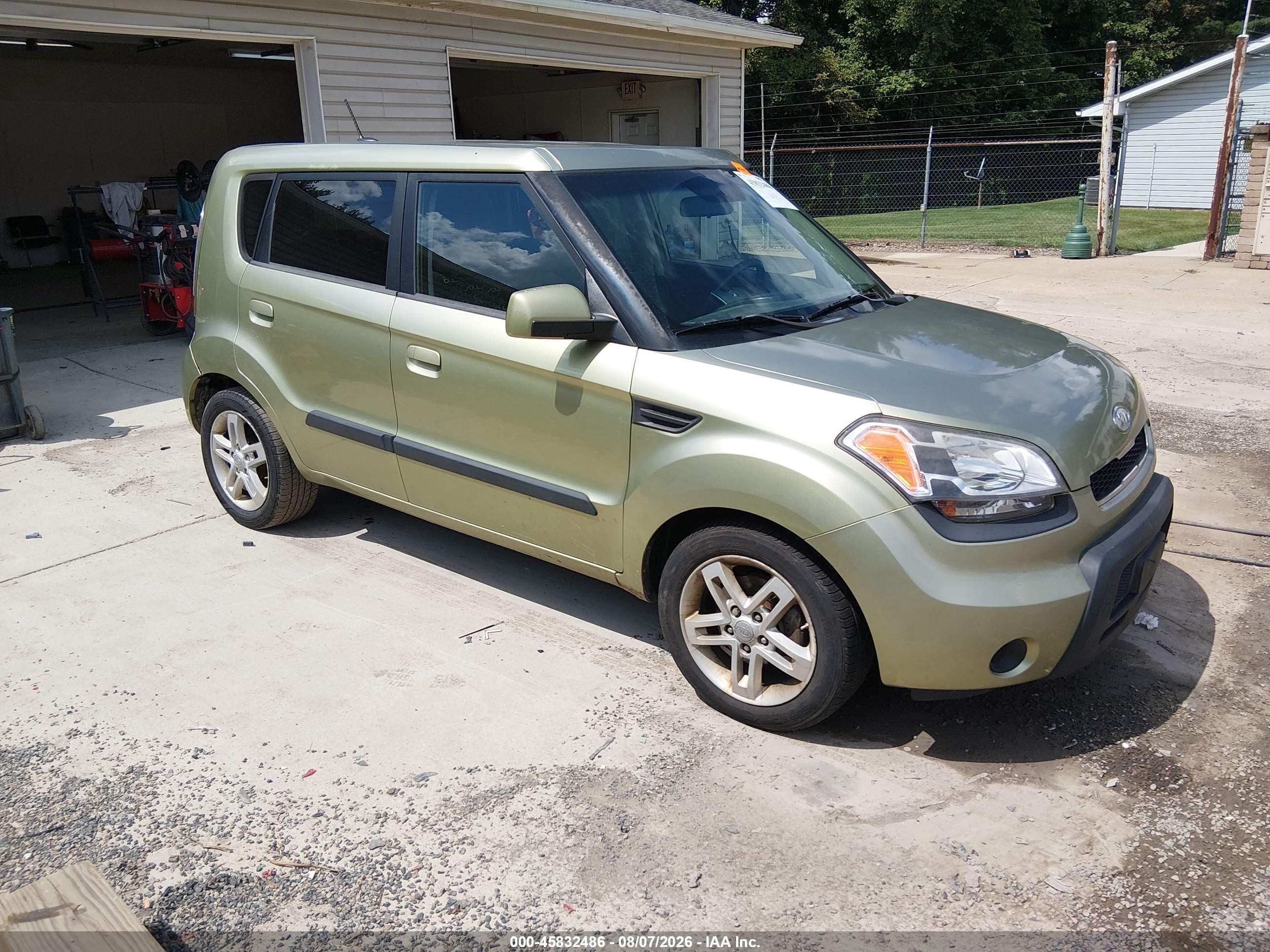 2010 Kia Soul +, VIN KNDJT2A22A7104635 — Side