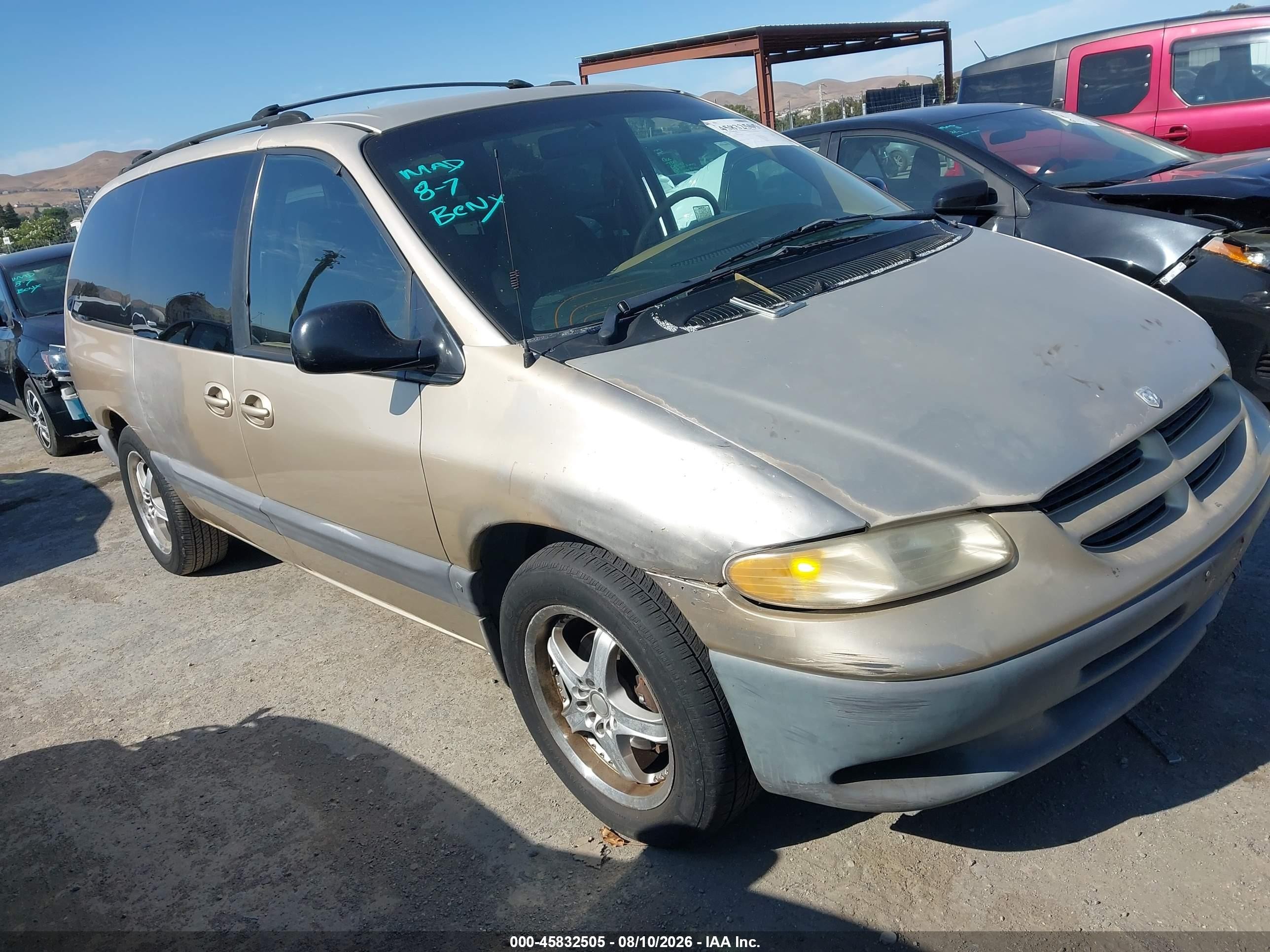 2000 Dodge Caravan SE, VIN 1B4GP44R6YB639801 — Normal wear