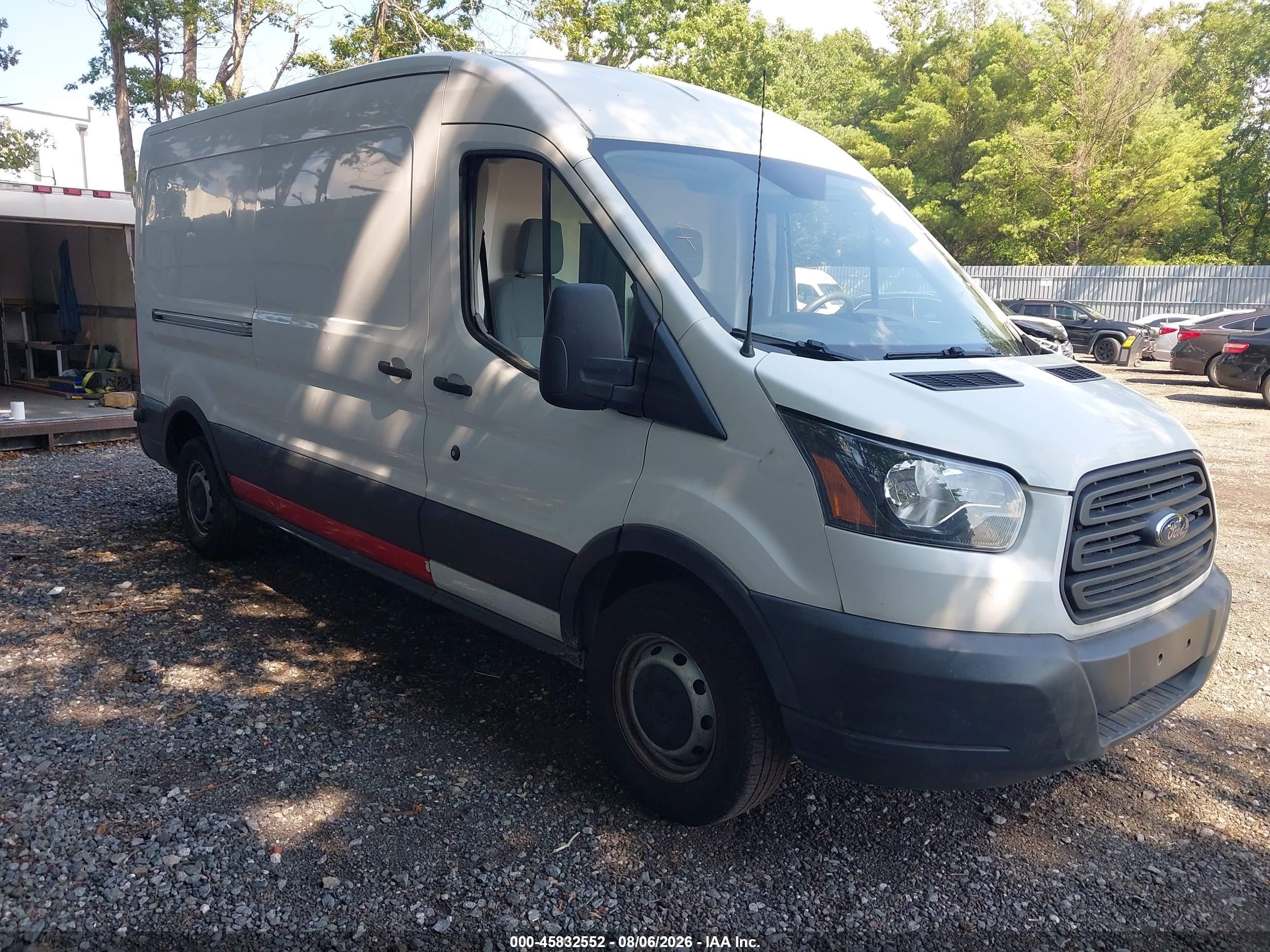 2015 Ford Transit Cargo, VIN 1FTNE2CM8FKA65595 — Бок