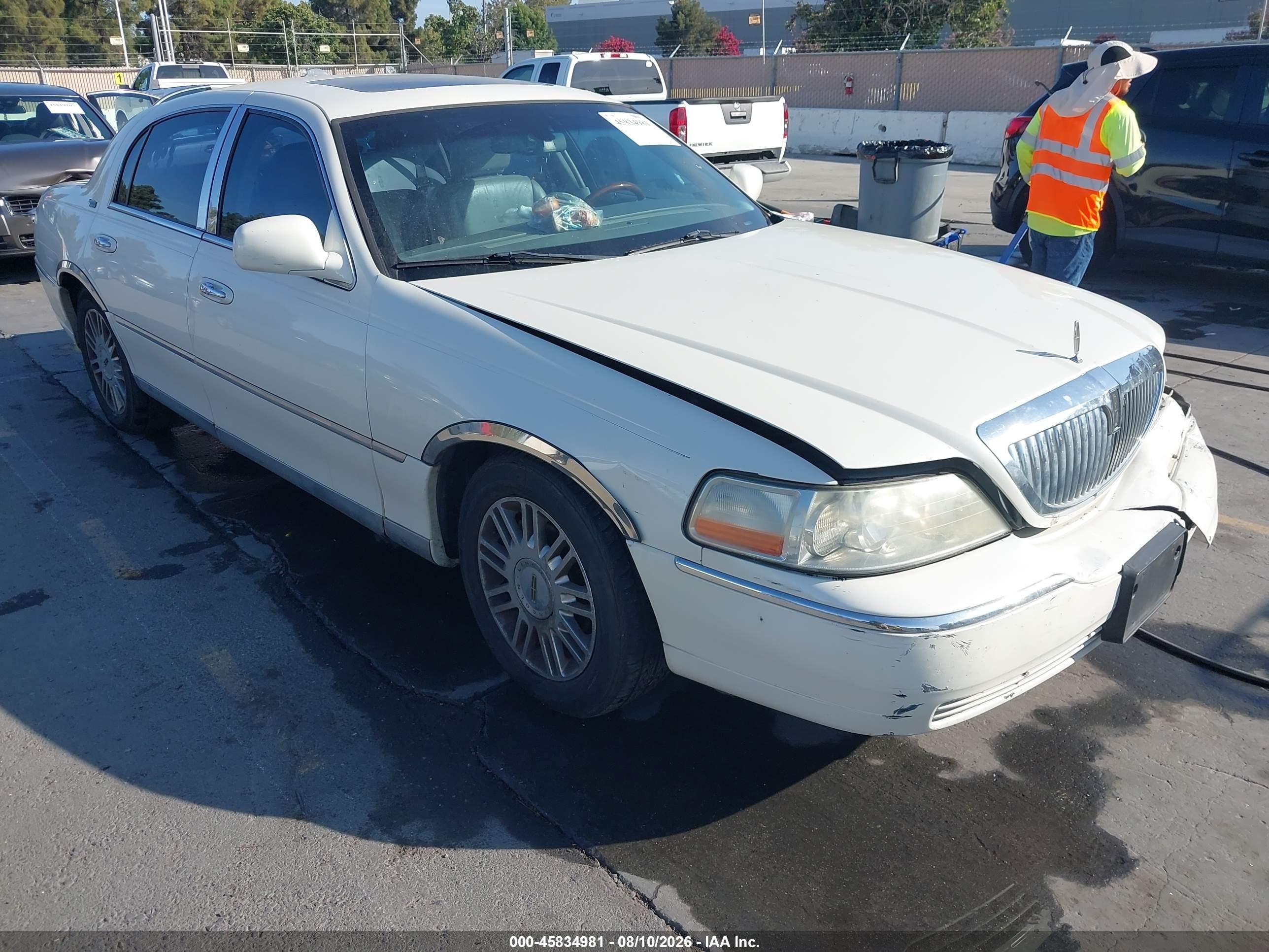 2006 Lincoln Town Car Signature Limited, VIN 1LNHM82V76Y622471 — Normal wear