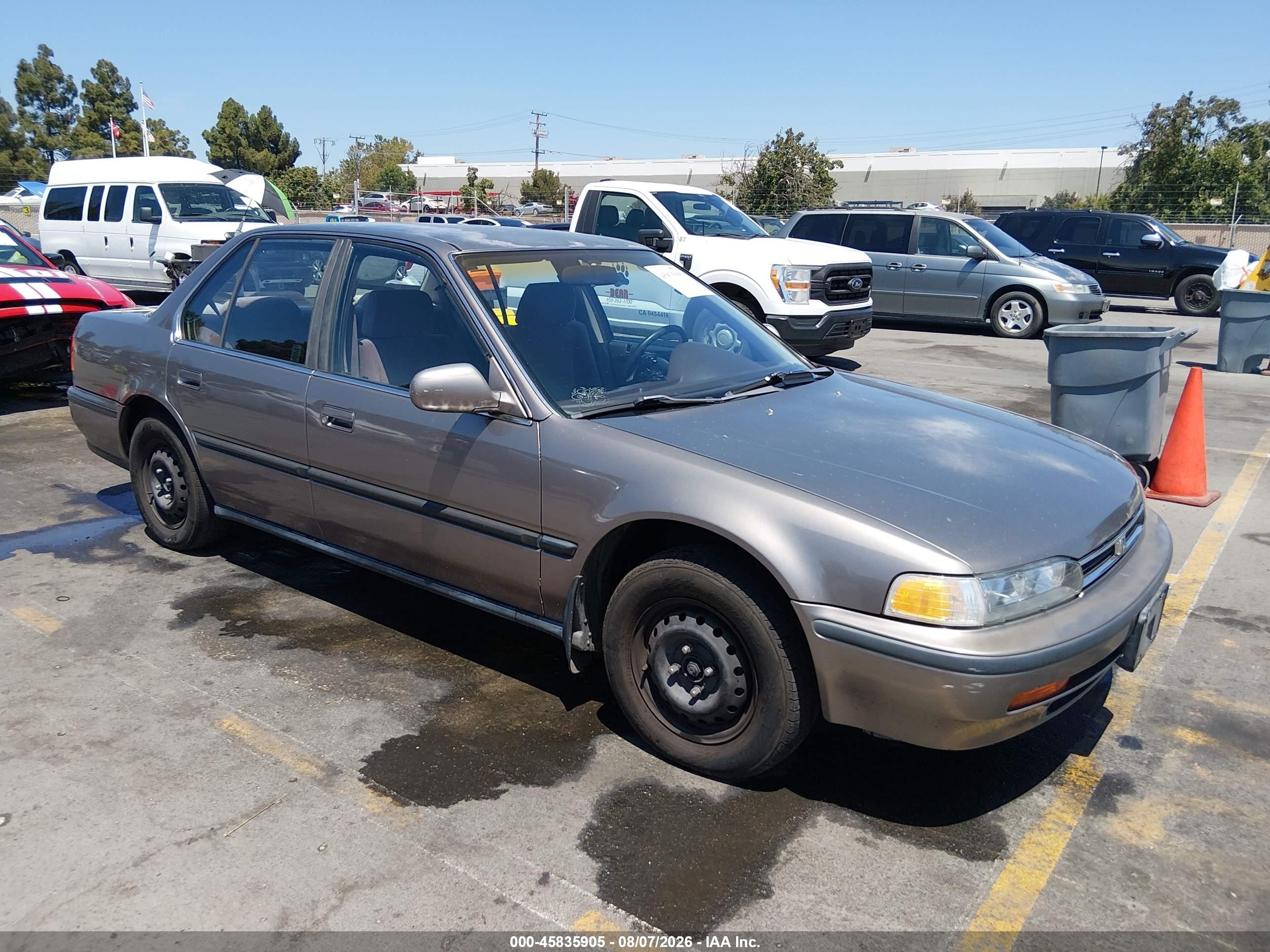 1992 Honda Accord LX, VIN JHMCB7650NC046158 — Бок