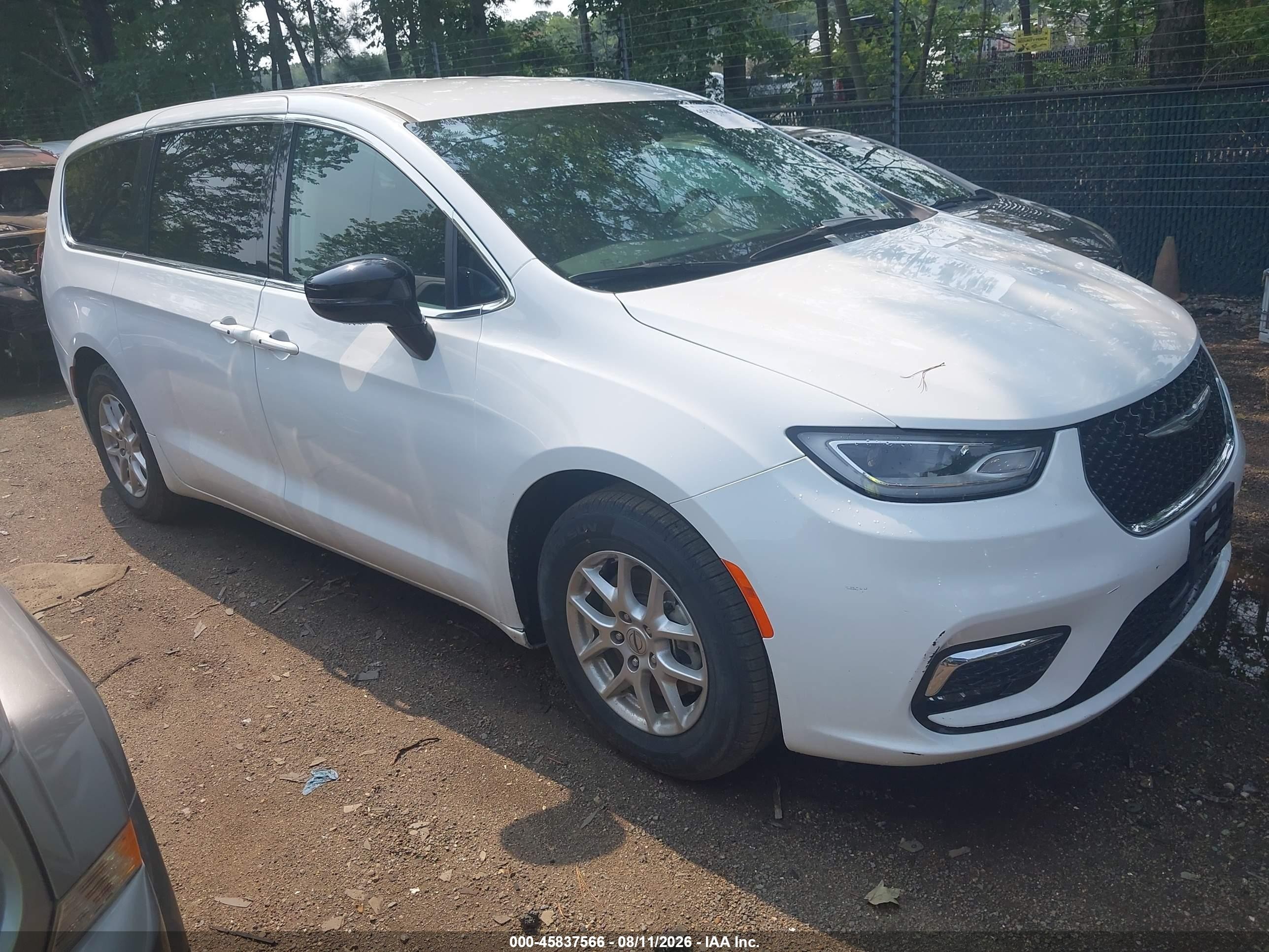 2024 Chrysler Pacifica Touring L, VIN 2C4RC1BG4RR123219 — Front end