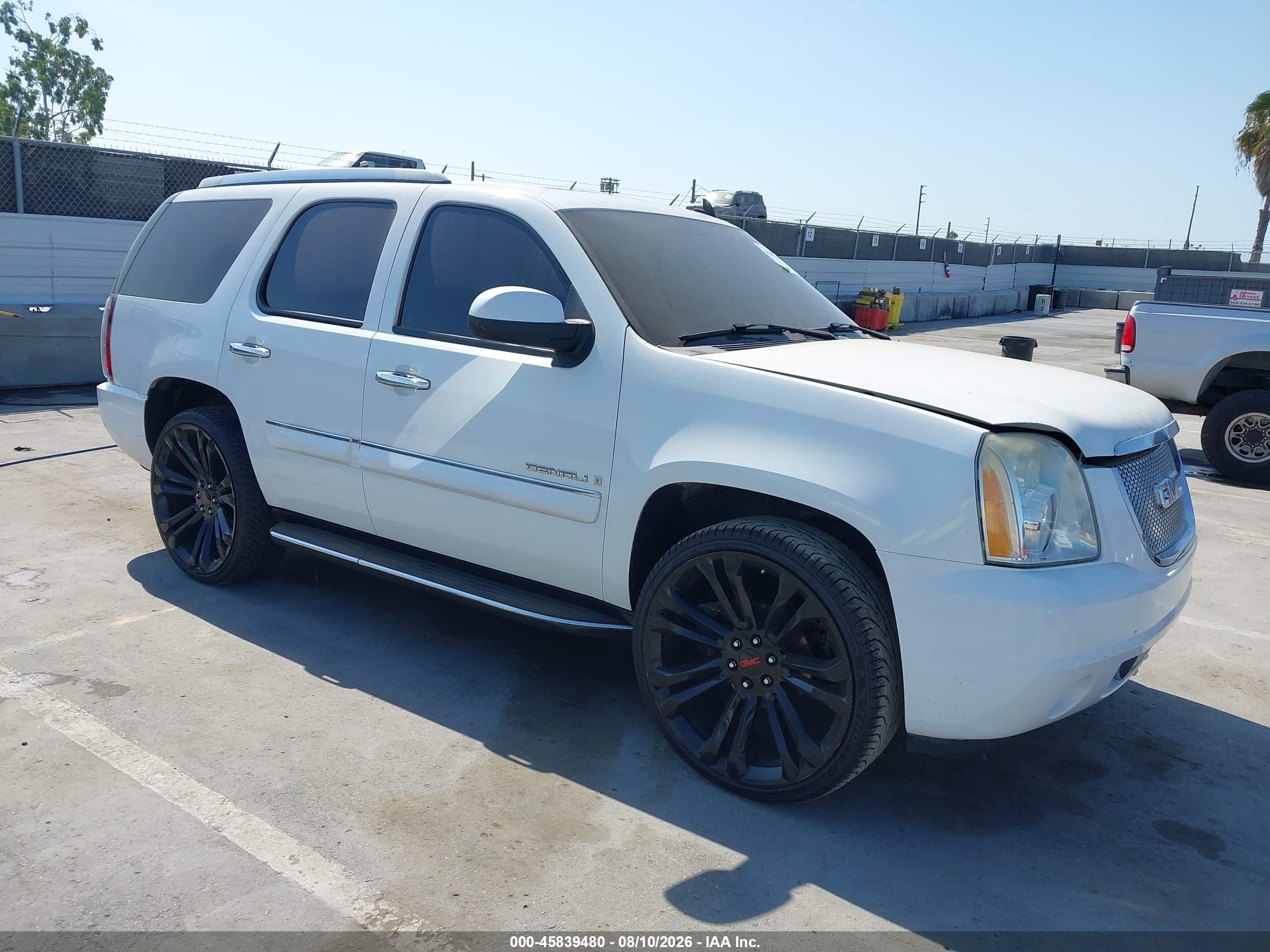 2007 GMC Yukon Denali, VIN 1GKFK63817J289469 — Side