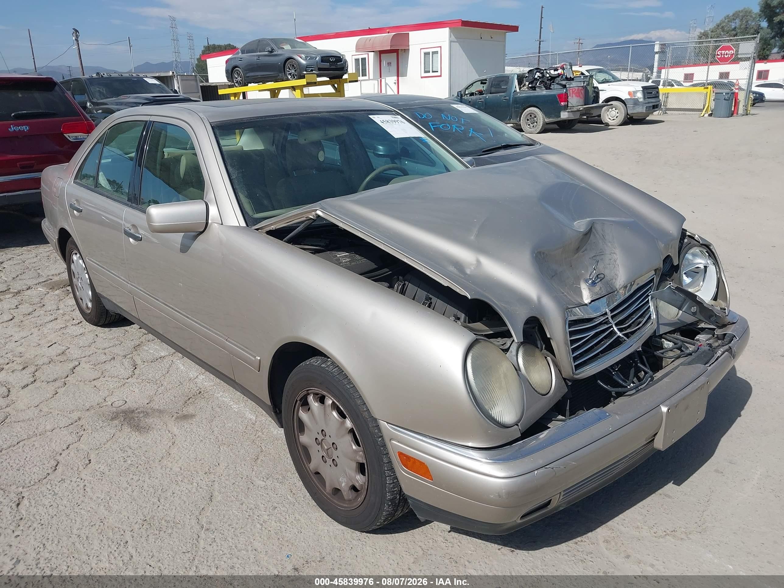 1999 Mercedes-Benz E 320, VIN WDBJF65H4XA835090 — Front end