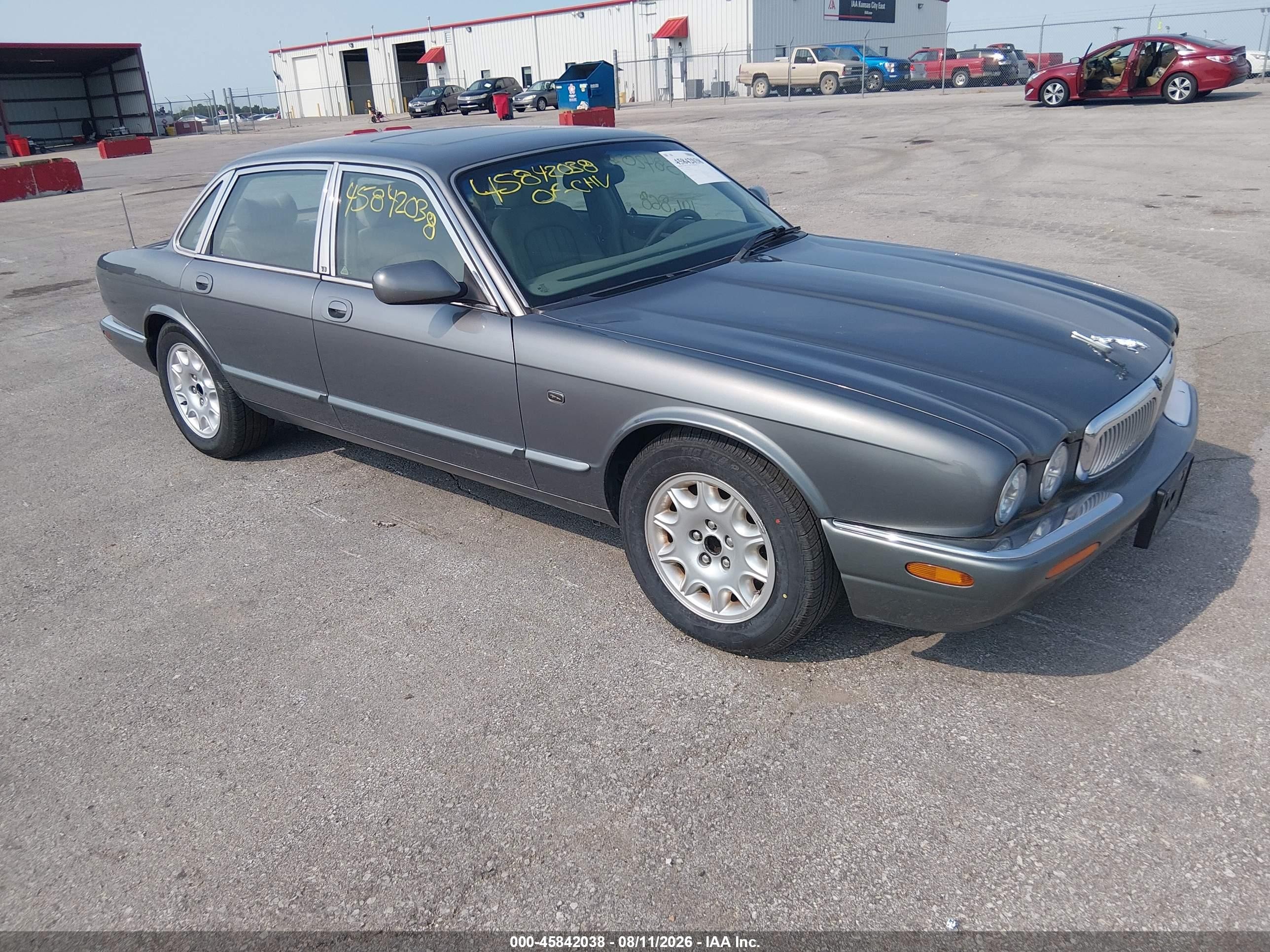 2002 Jaguar XJ 8, VIN SAJDA14C82LF44969 — Normal wear