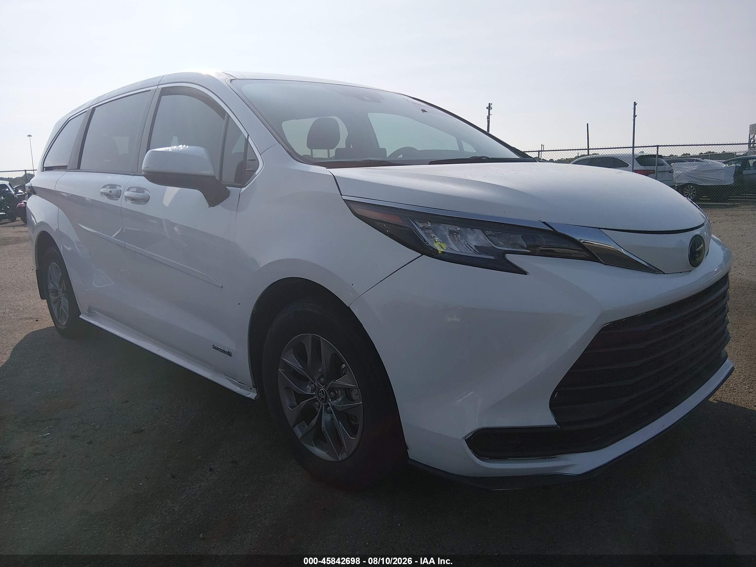 2021 Toyota Sienna LE, VIN 5TDKRKEC2MS007564 — Перед
