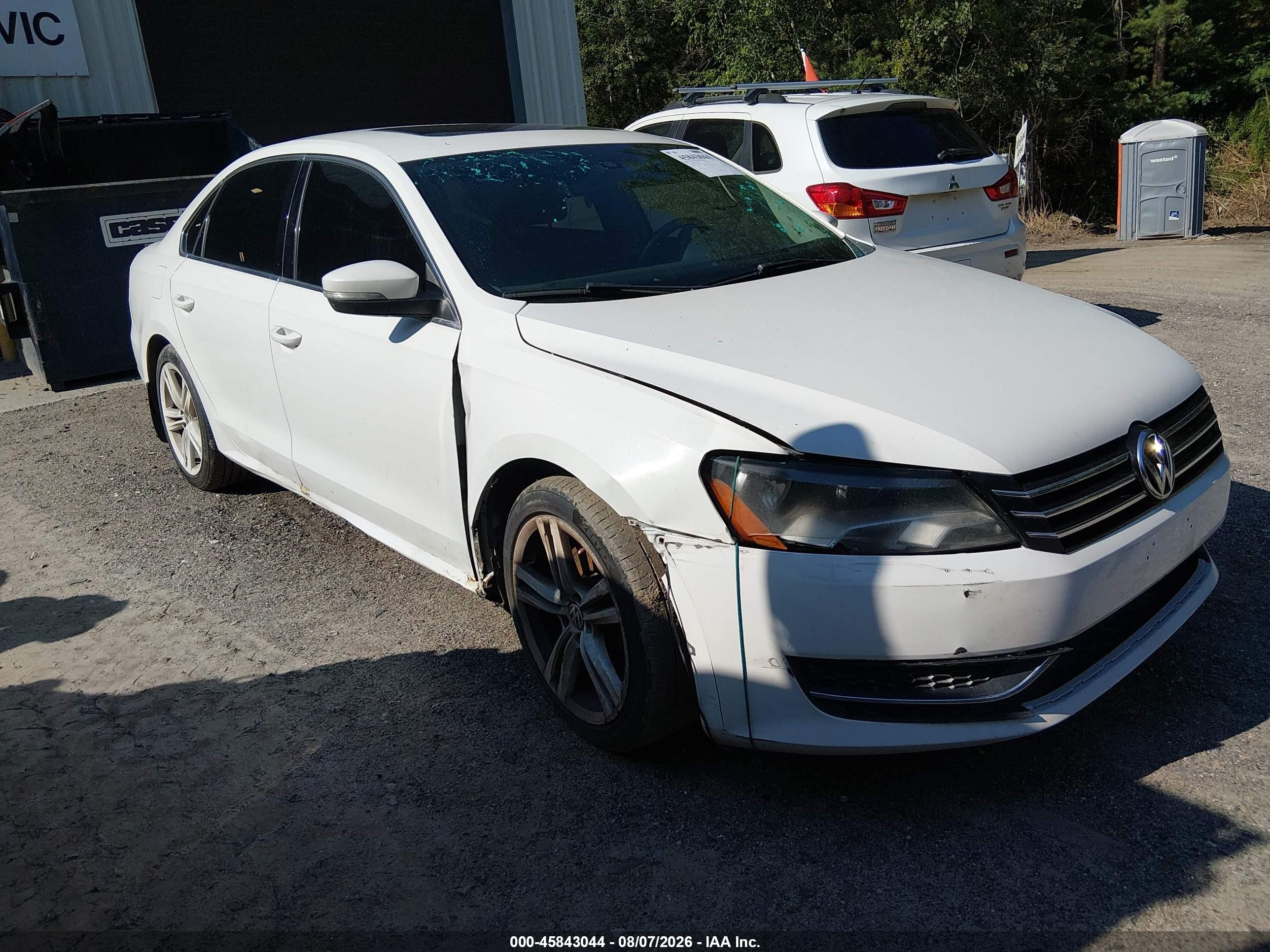 2014 Volkswagen Passat SE, VIN 1VWBS7A33EC060216 — Перед