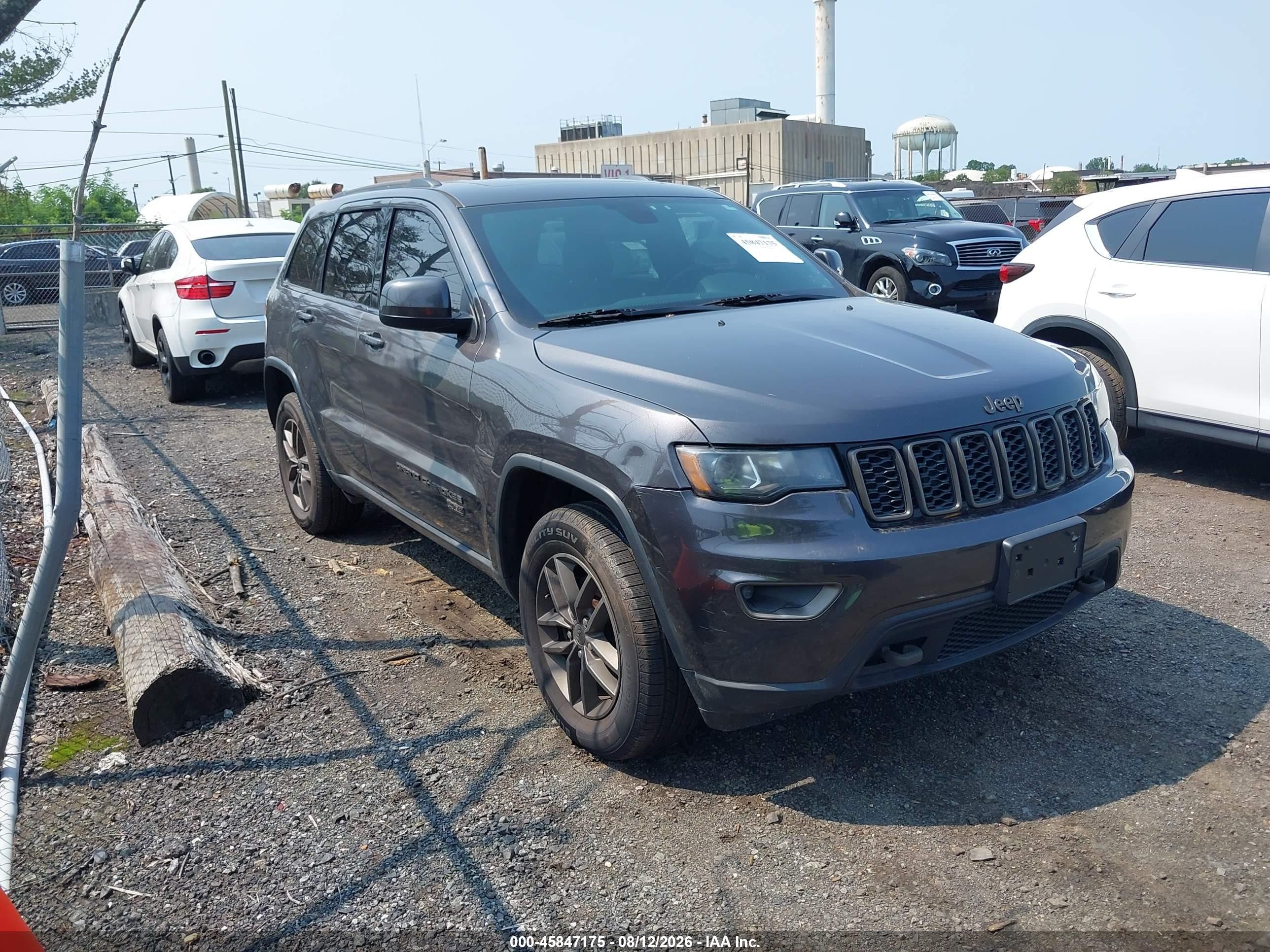 2016 Jeep Grand Cherokee Laredo, VIN 1C4RJFAGXGC414270 — Normal wear