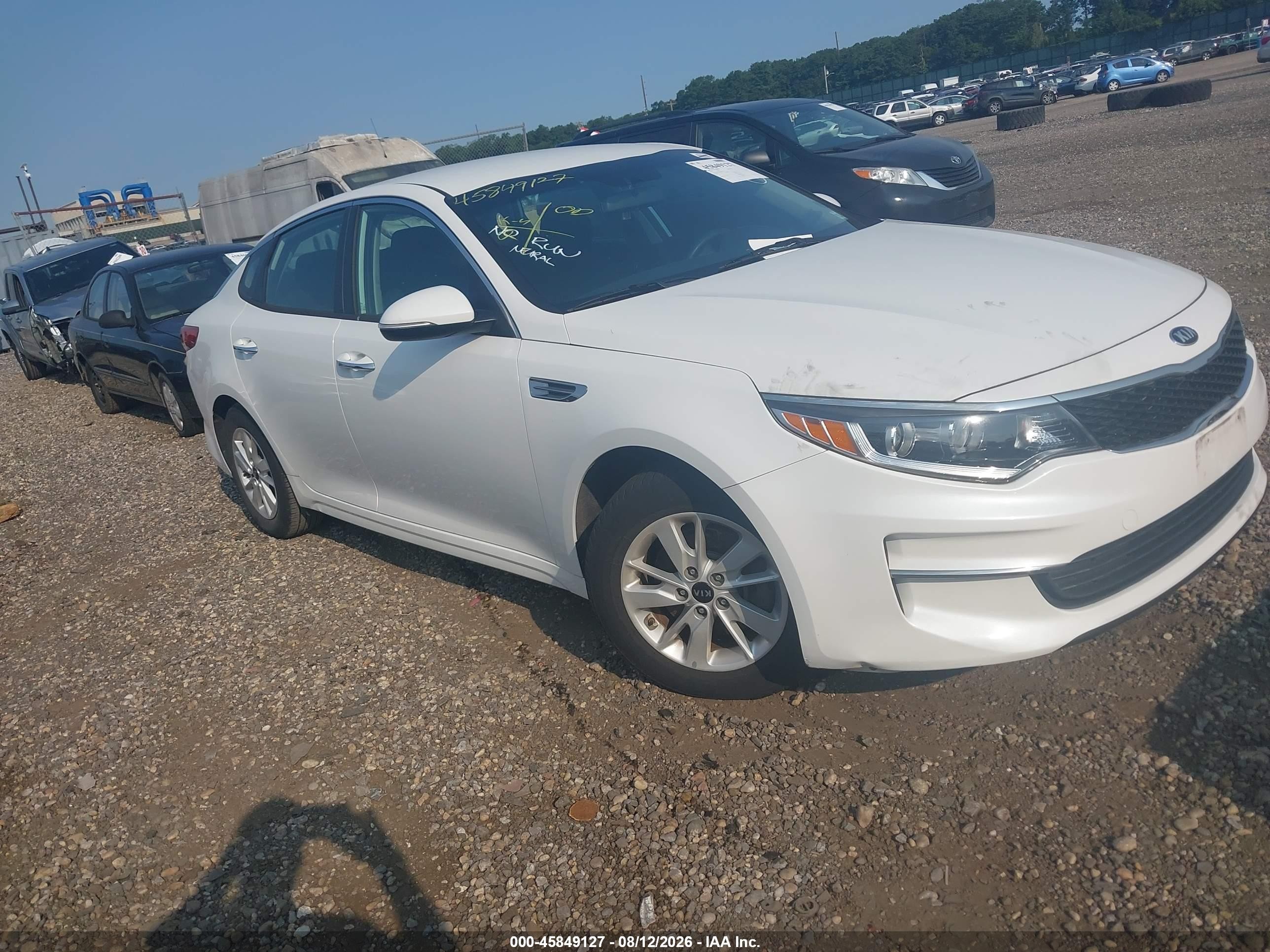 2016 Kia Optima LX, VIN KNAGT4L34G5099290 — Front end