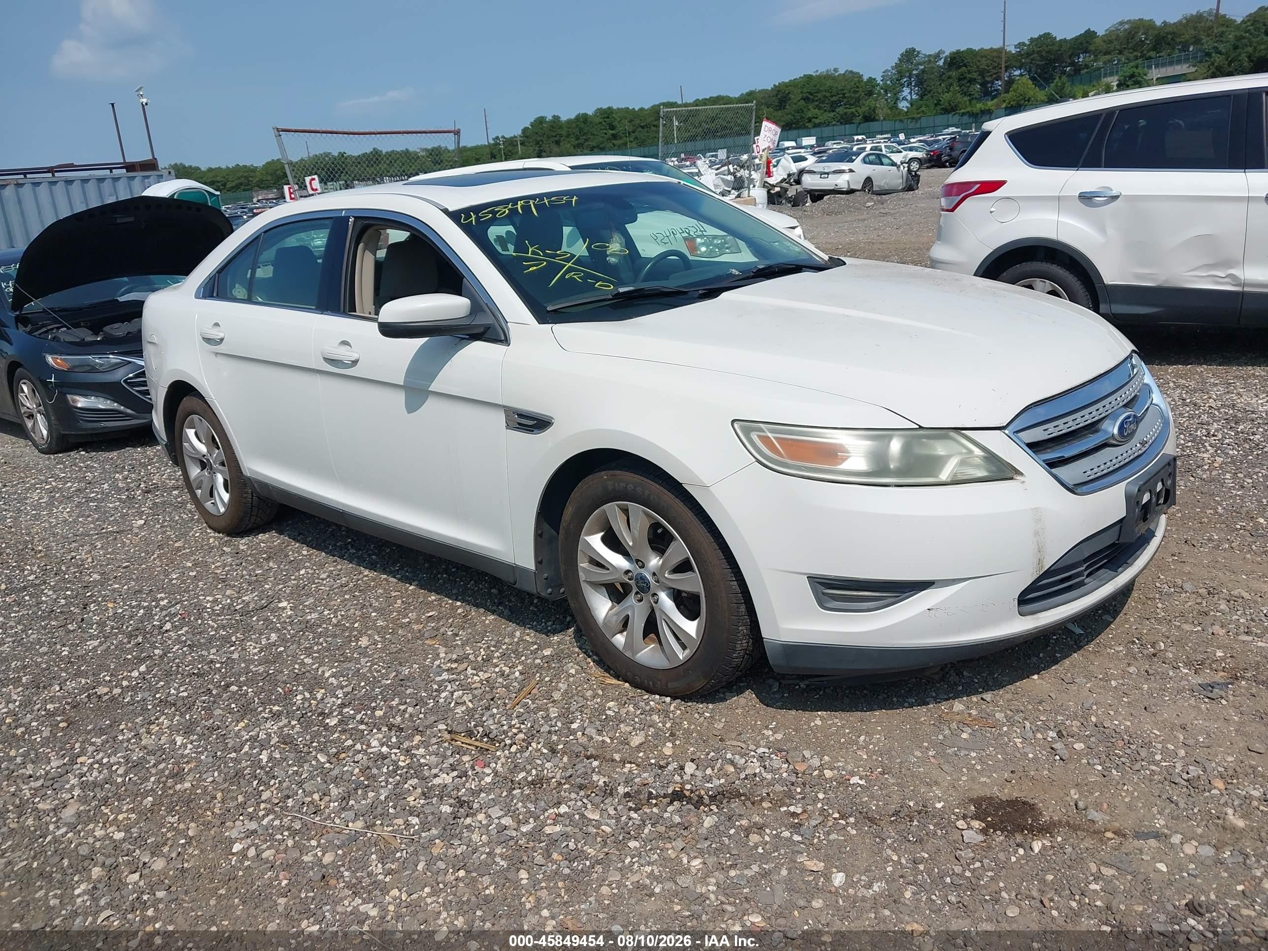 2011 Ford Taurus SEL, VIN 1FAHP2EW1BG100373 — Normal wear