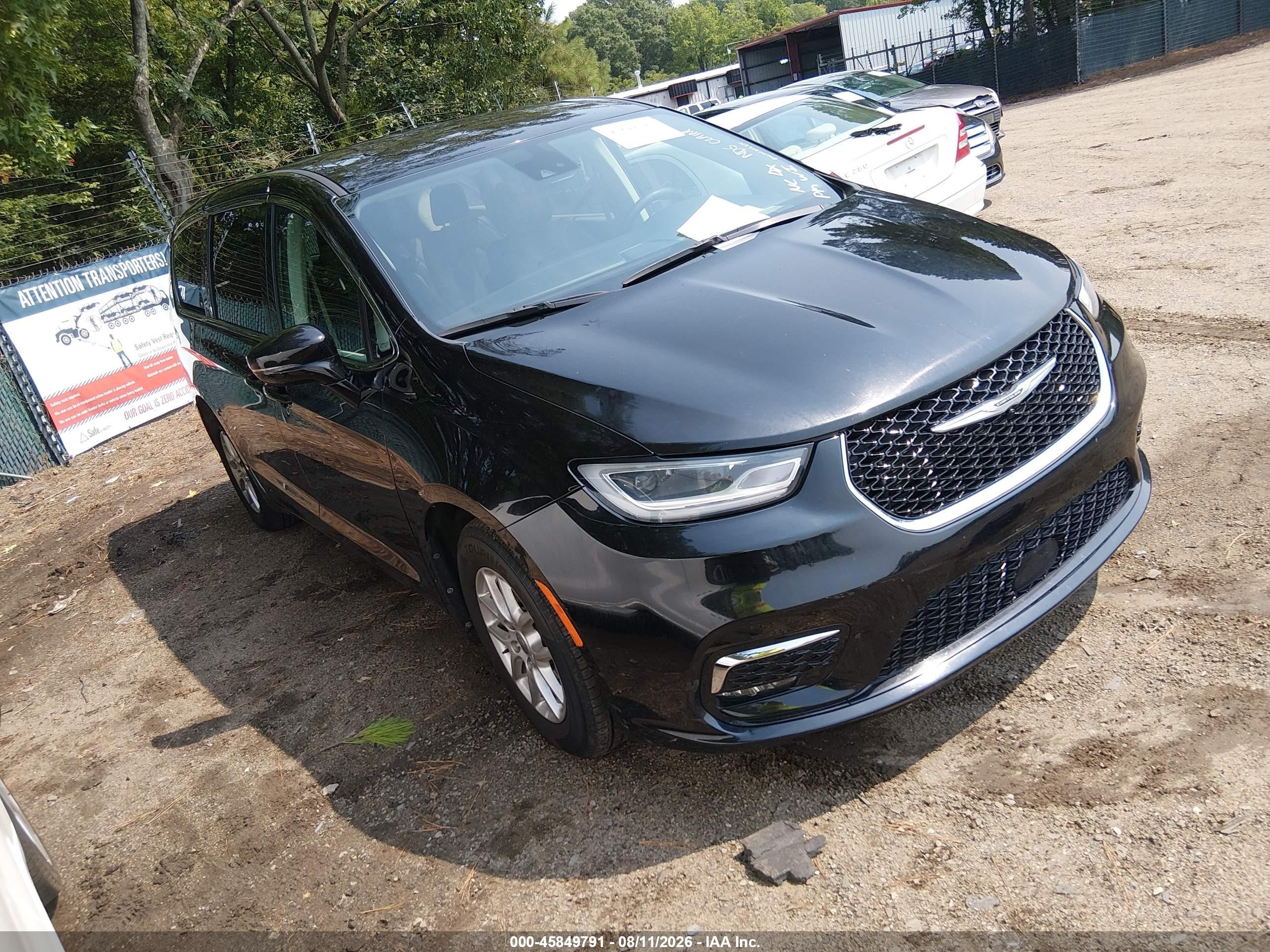 2024 Chrysler Pacifica Touring L, VIN 2C4RC1BG8RR167918 — Side