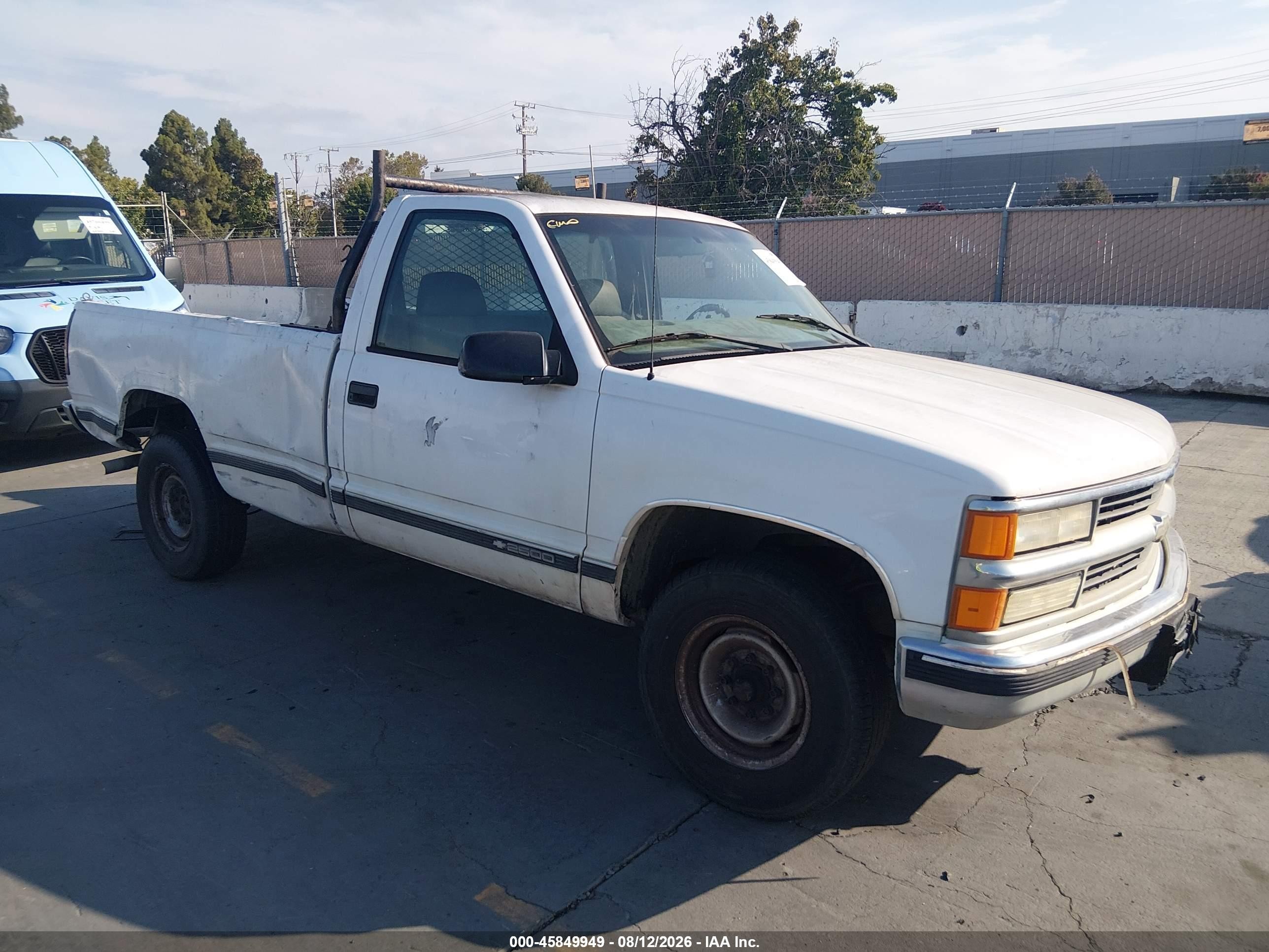 1999 Chevrolet Silverado 2500, VIN 1GCGC24R2XR723011 — Normal wear
