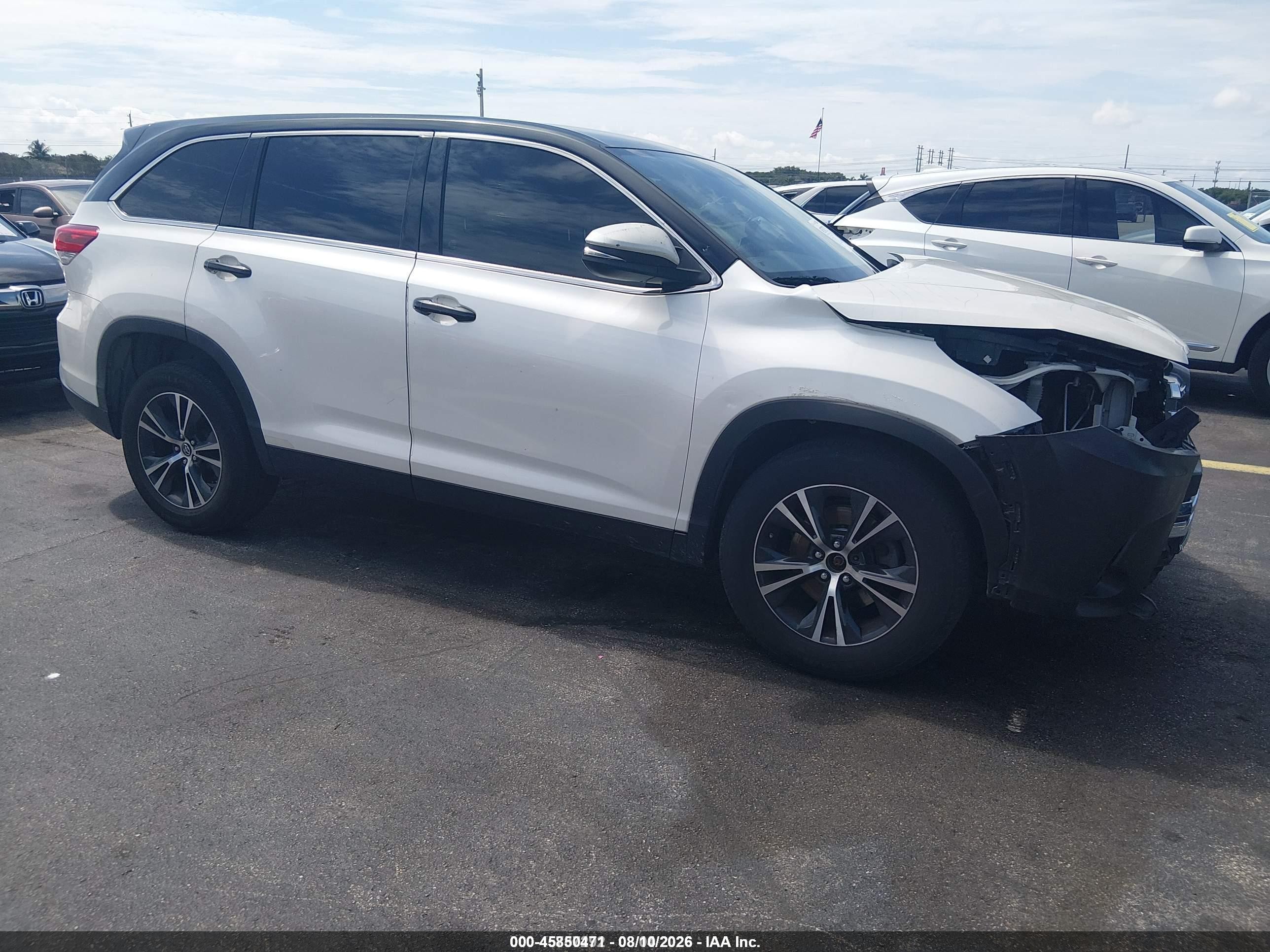 2019 Toyota Highlander LE, VIN 5TDZARFH0KS059555 — Front end