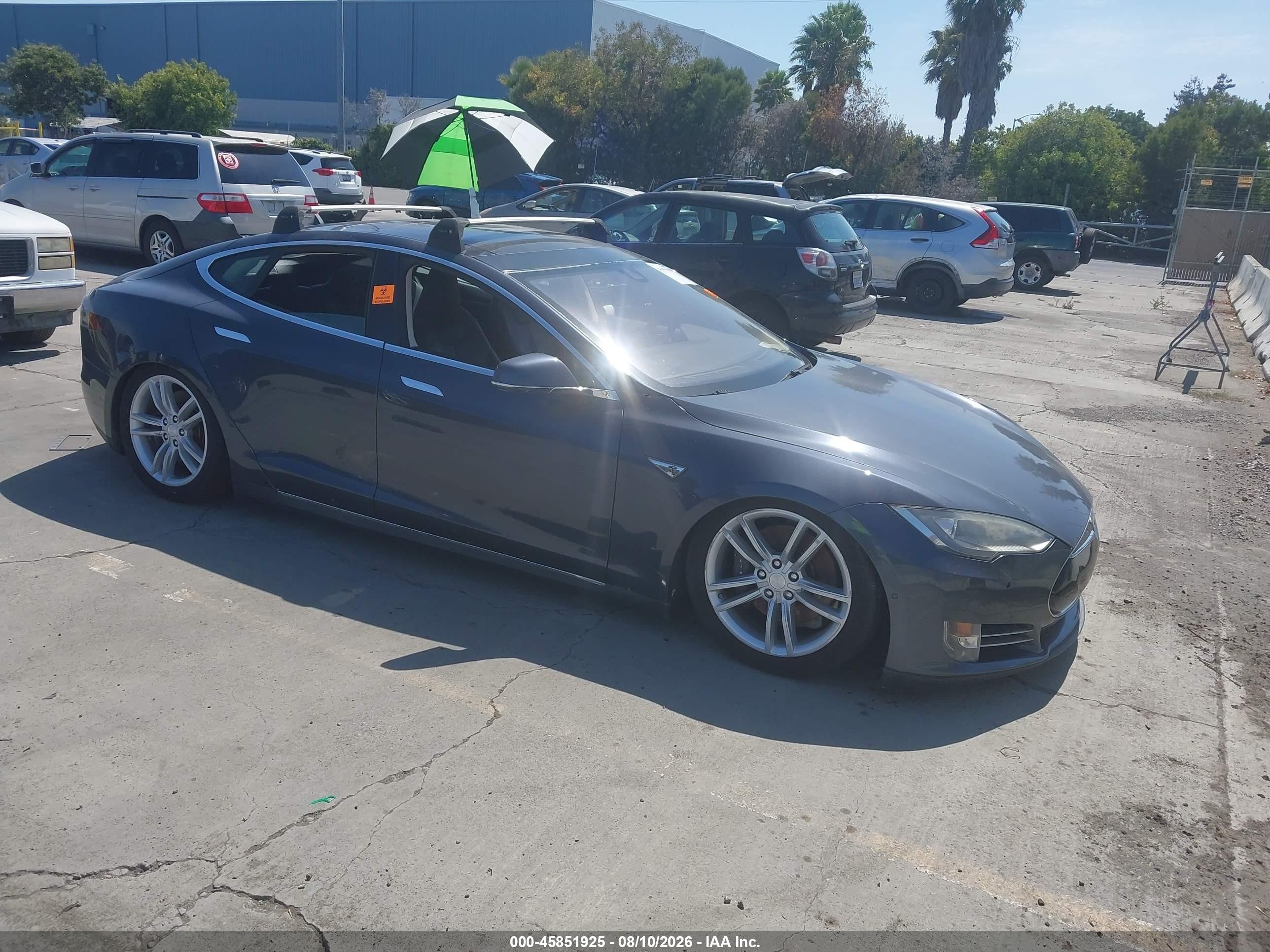 2014 Tesla Model S 60, VIN 5YJSA1H17EFP46950 — Normal wear
