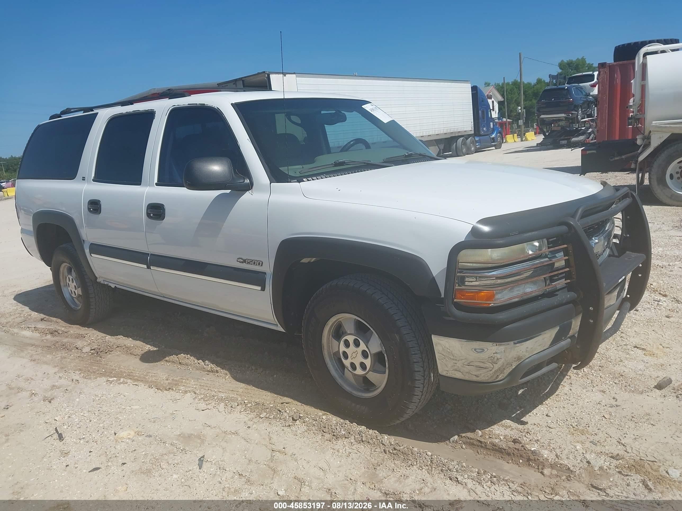 2001 Chevrolet Suburban LS, VIN 3GNEC16T11G120429 — Перед