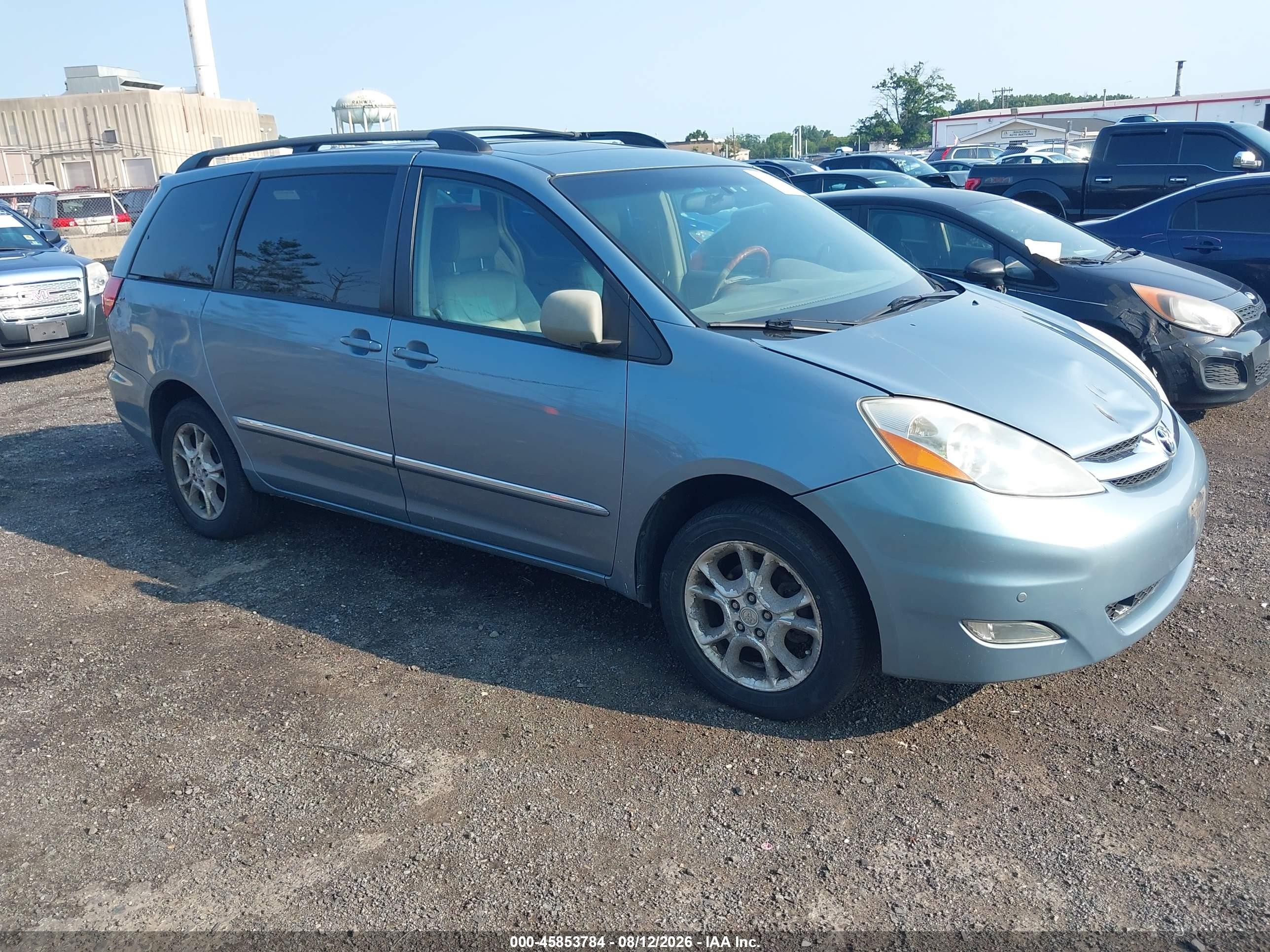 2006 Toyota Sienna XLE Limited, VIN 5TDBA22C26S070128 — Normal wear
