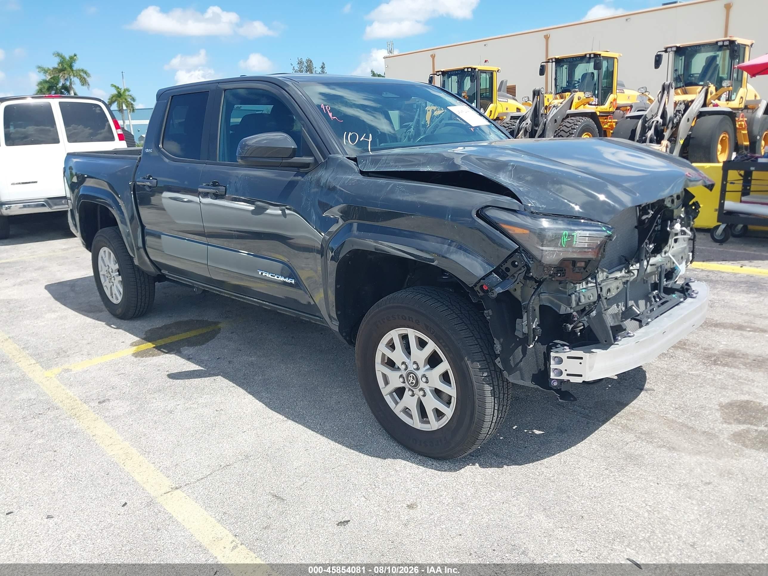 2026 Toyota Tacoma SR5, VIN 3TYKB5FNXTT035881 — Перед