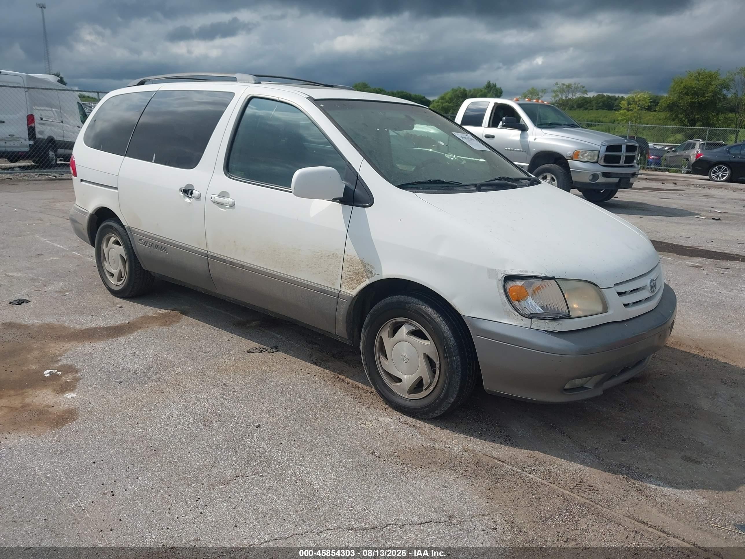 2001 Toyota Sienna LE, VIN 4T3ZF13C61U410932 — Перед