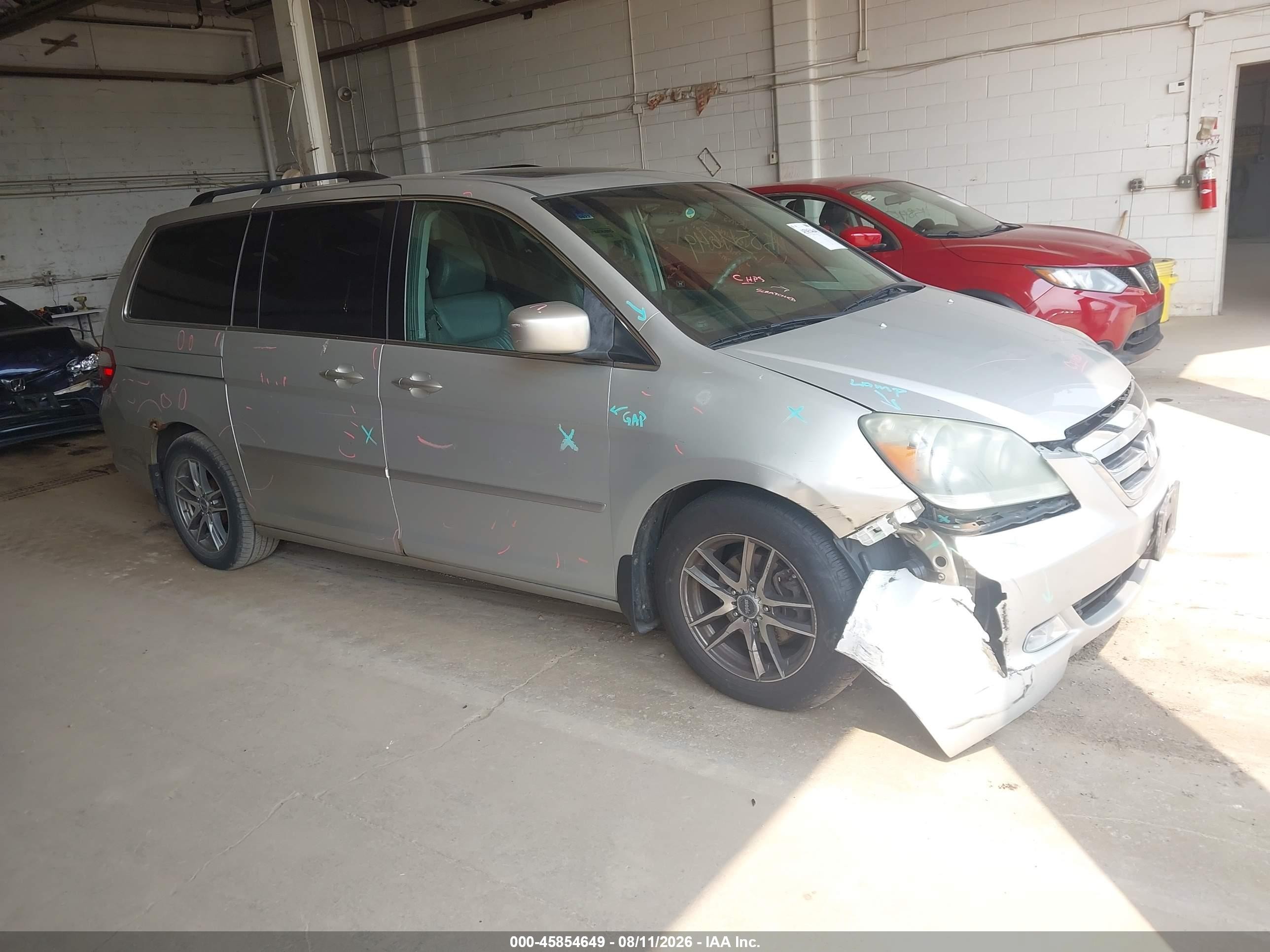2005 Honda Odyssey Touring, VIN 5FNRL38855B114997 — Front end