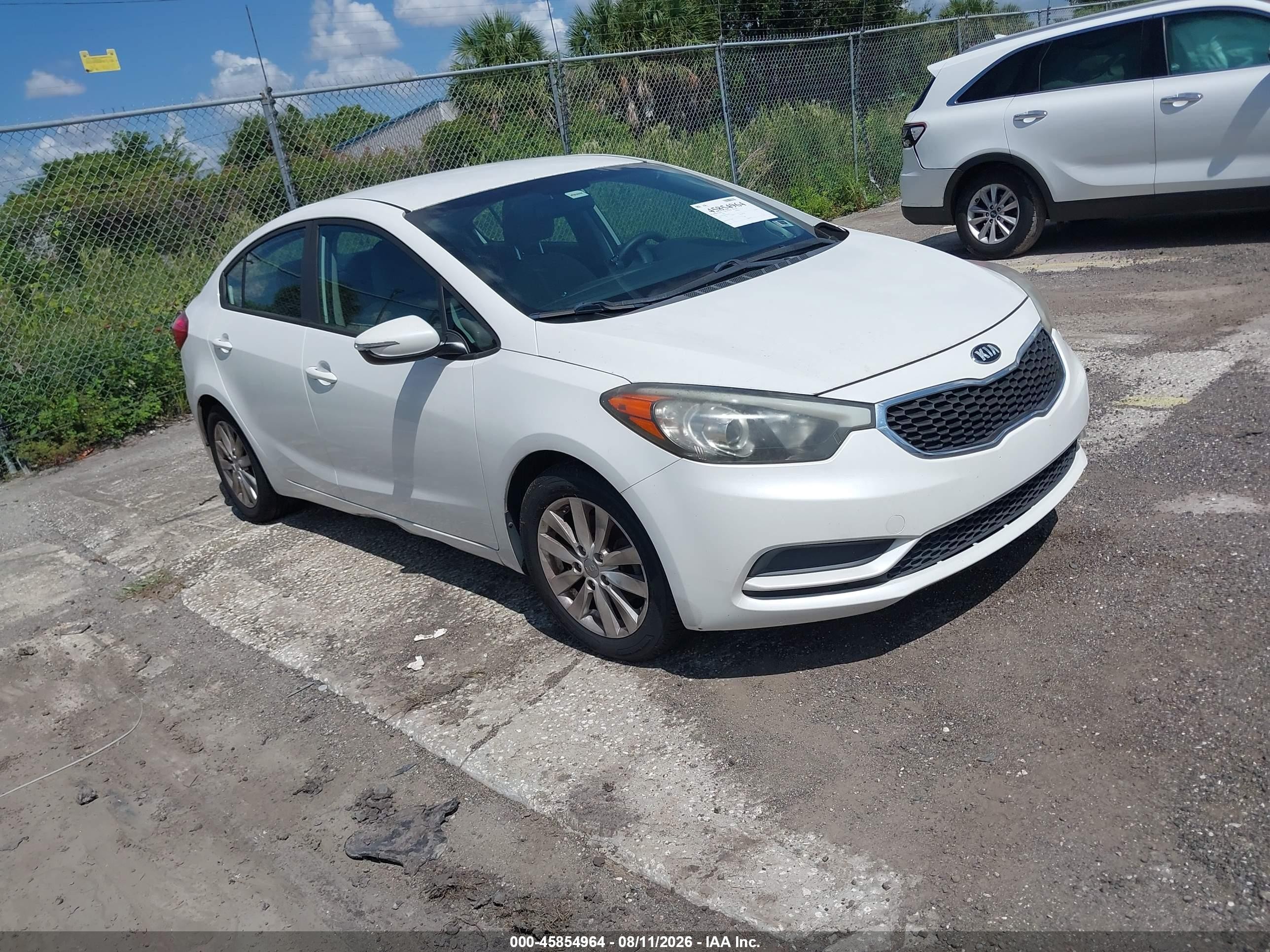 2016 Kia Forte LX, VIN KNAFX4A60G5592574 — Бок
