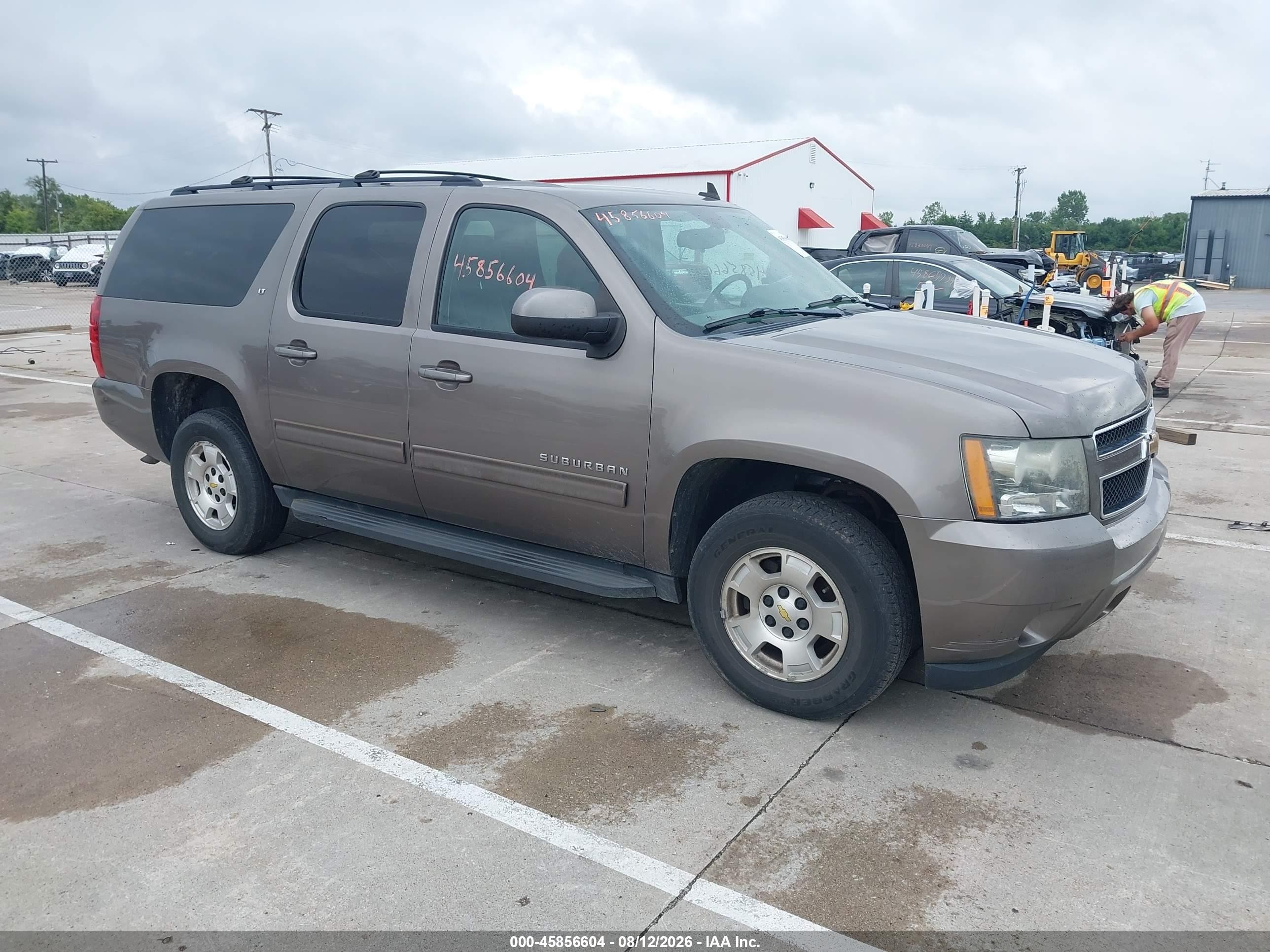 2011 Chevrolet Suburban LT, VIN 1GNSKJE34BR389131 — Normal wear