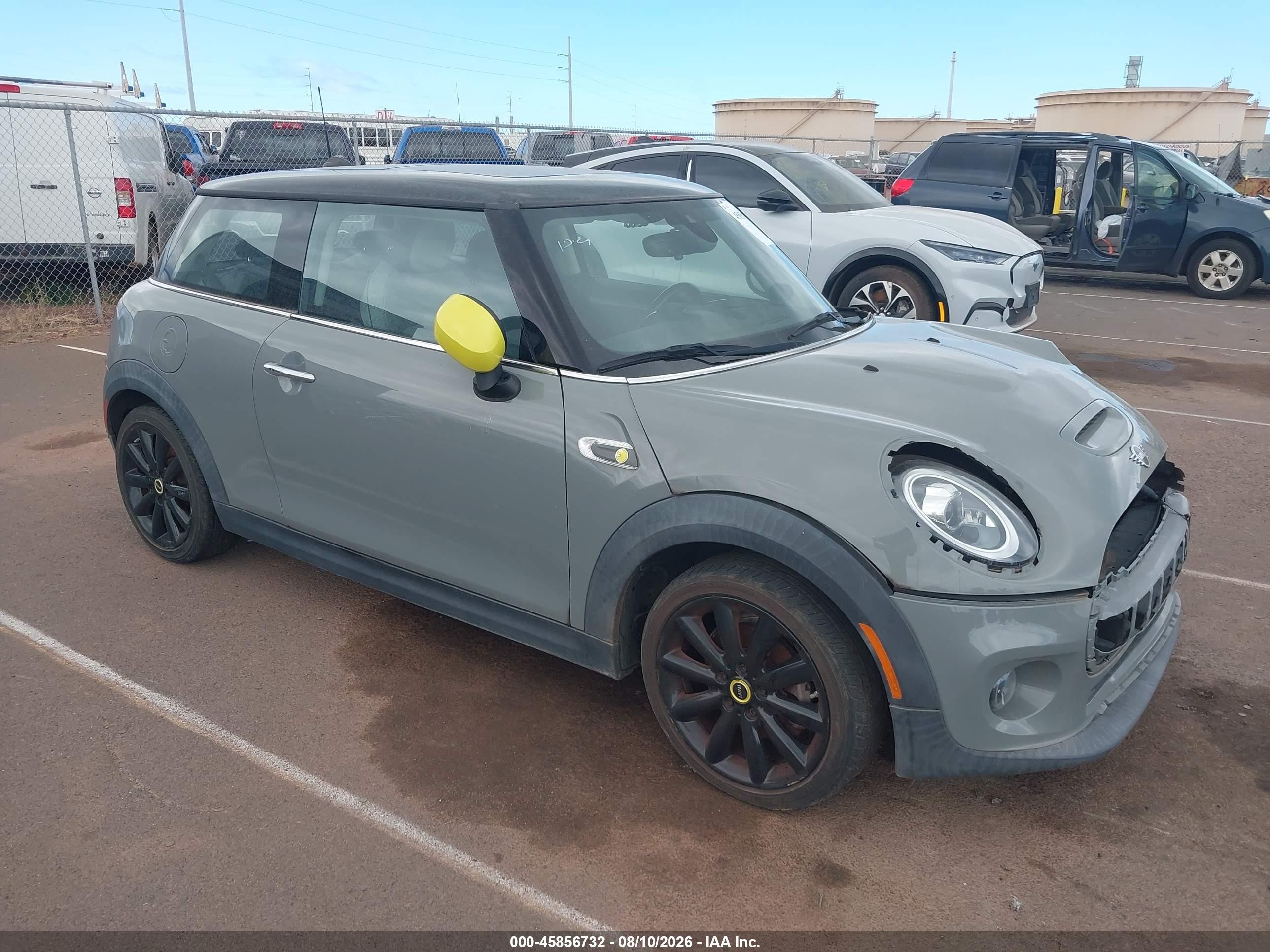 2021 MINI Hardtop Cooper SE, VIN WMWXP3C0XM2M93913 — Перед