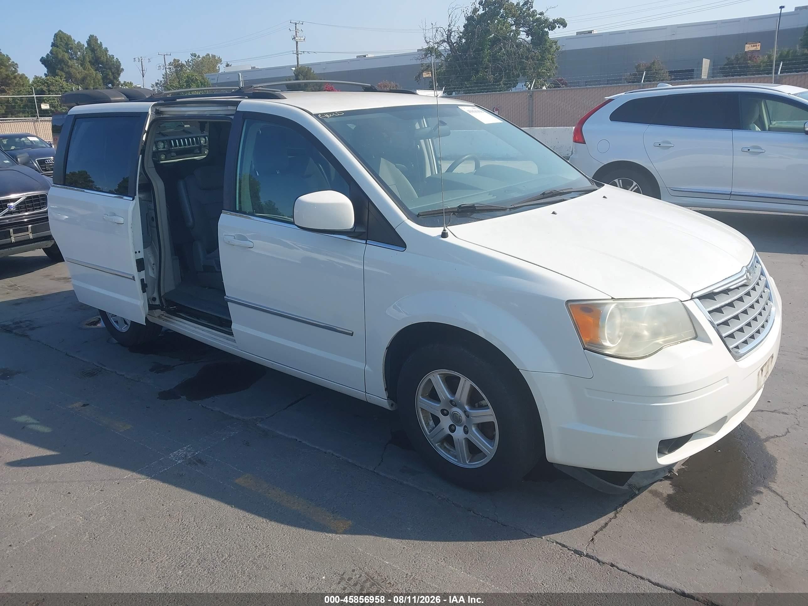 2010 Chrysler Town & Country Touring, VIN 2A4RR5D12AR309872 — Normal wear