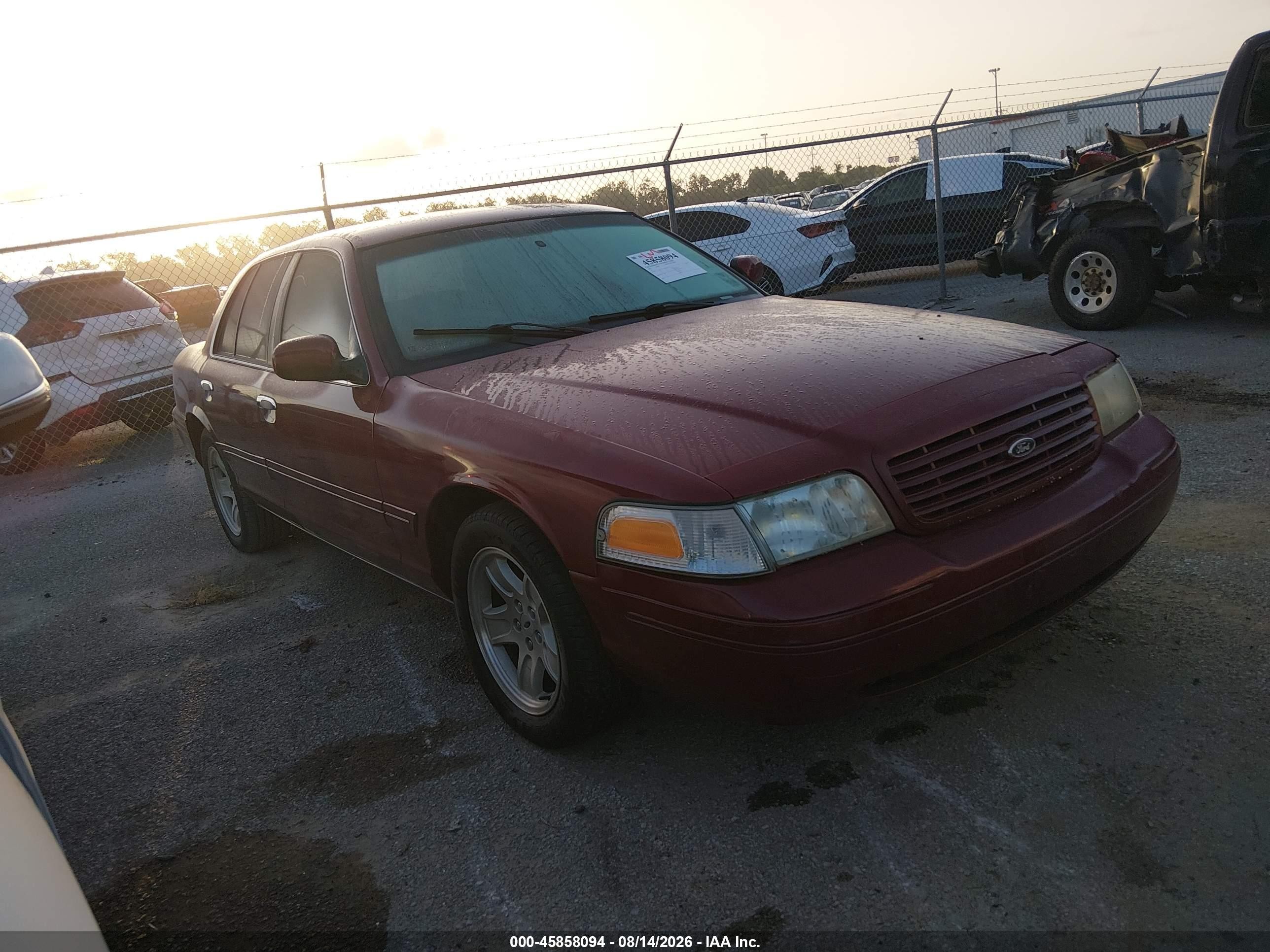 2002 Ford Crown Victoria LX, VIN 2FAFP74W62X103872 — Normal wear