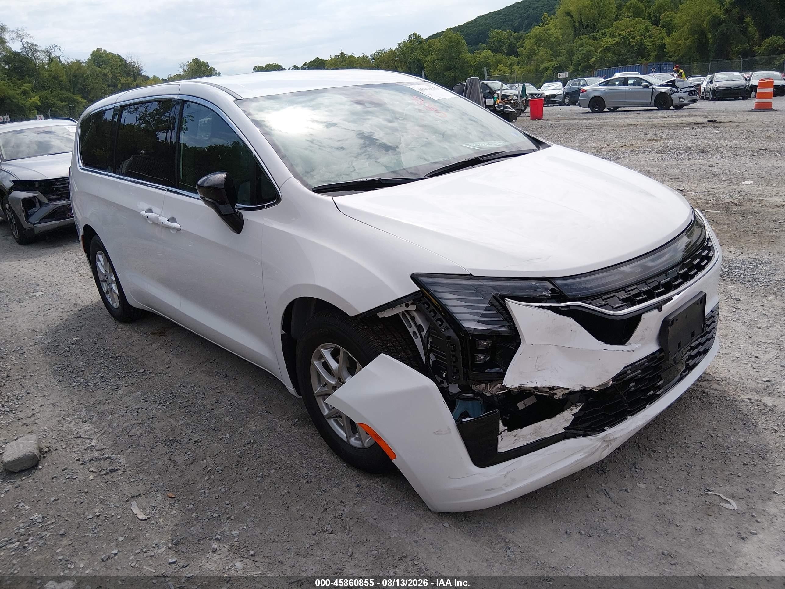 2027 Chrysler Pacifica Select, VIN 2C4RC1BG8VR587561 — Перед