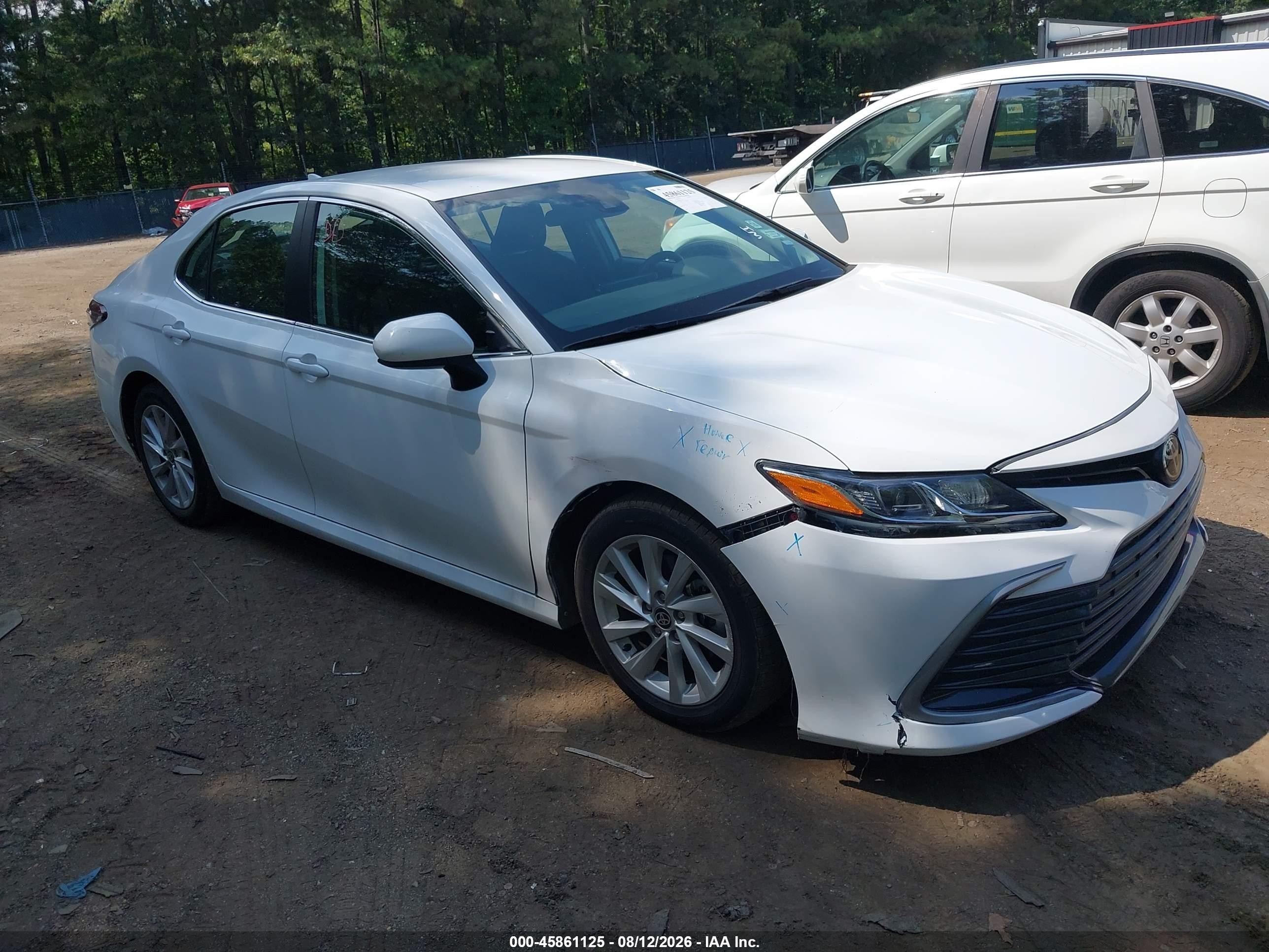 2024 Toyota Camry LE, VIN 4T1C11AK8RU213599 — Перед