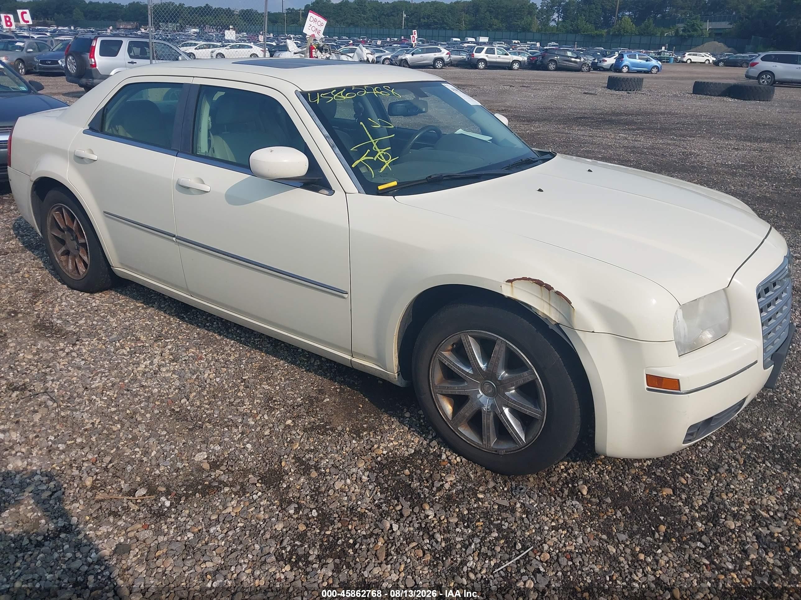 2009 Chrysler 300 Touring, VIN 2C3LA53V89H514626 — Side