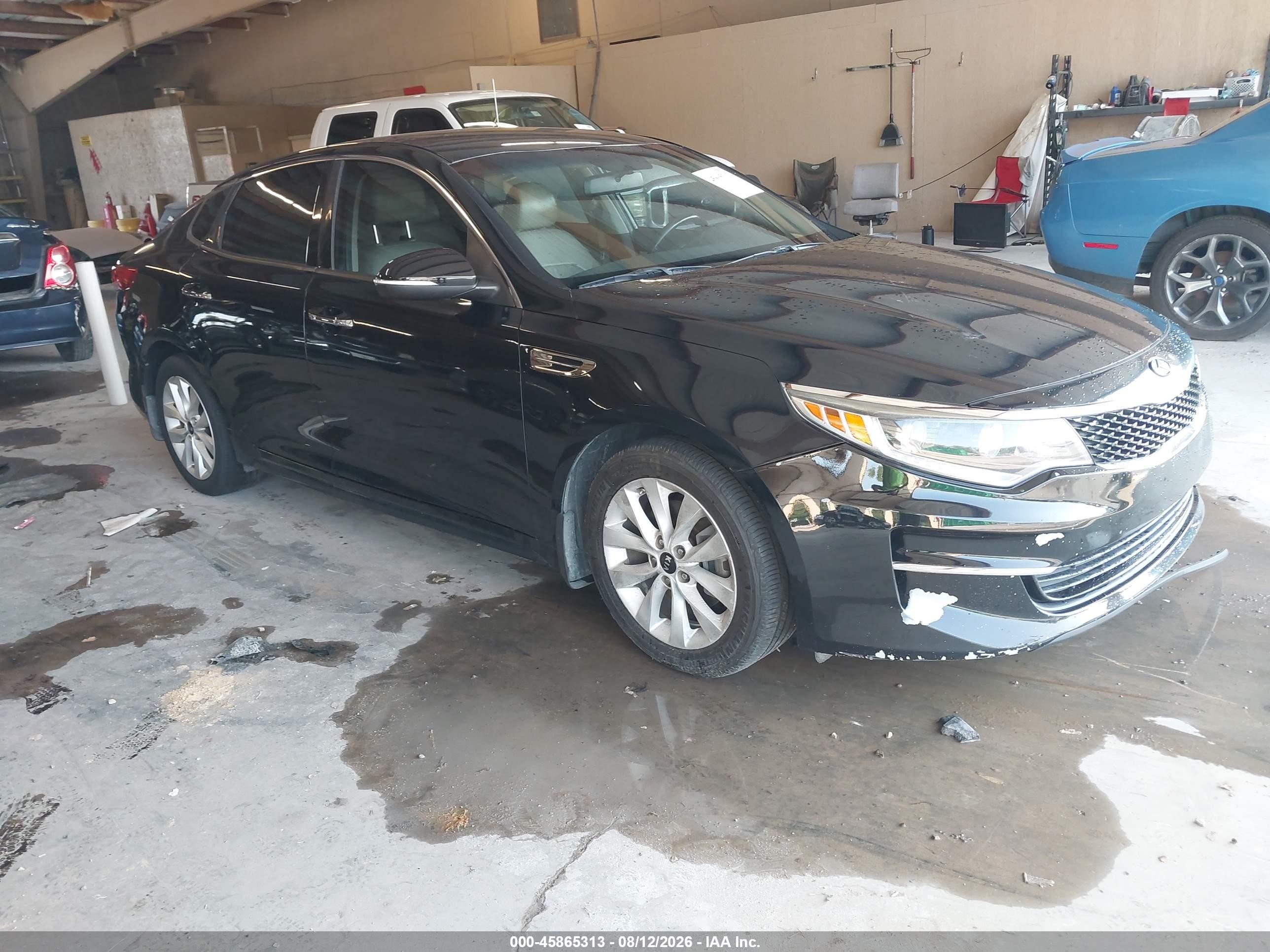 2016 Kia Optima EX, VIN 5XXGU4L38GG053392 — Normal wear