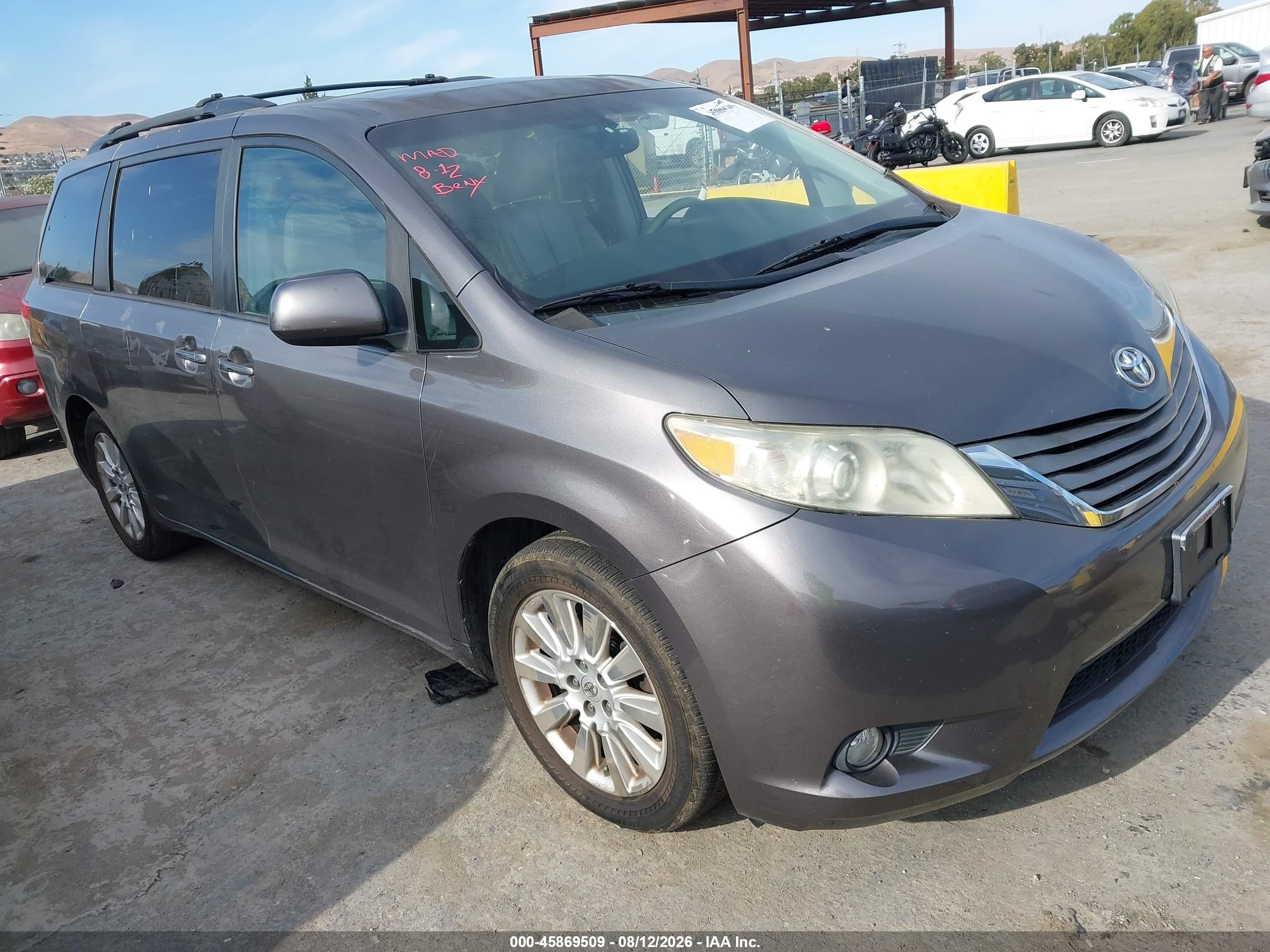 2011 Toyota Sienna XLE, VIN 5TDDK3DC9BS010141 — Normal wear