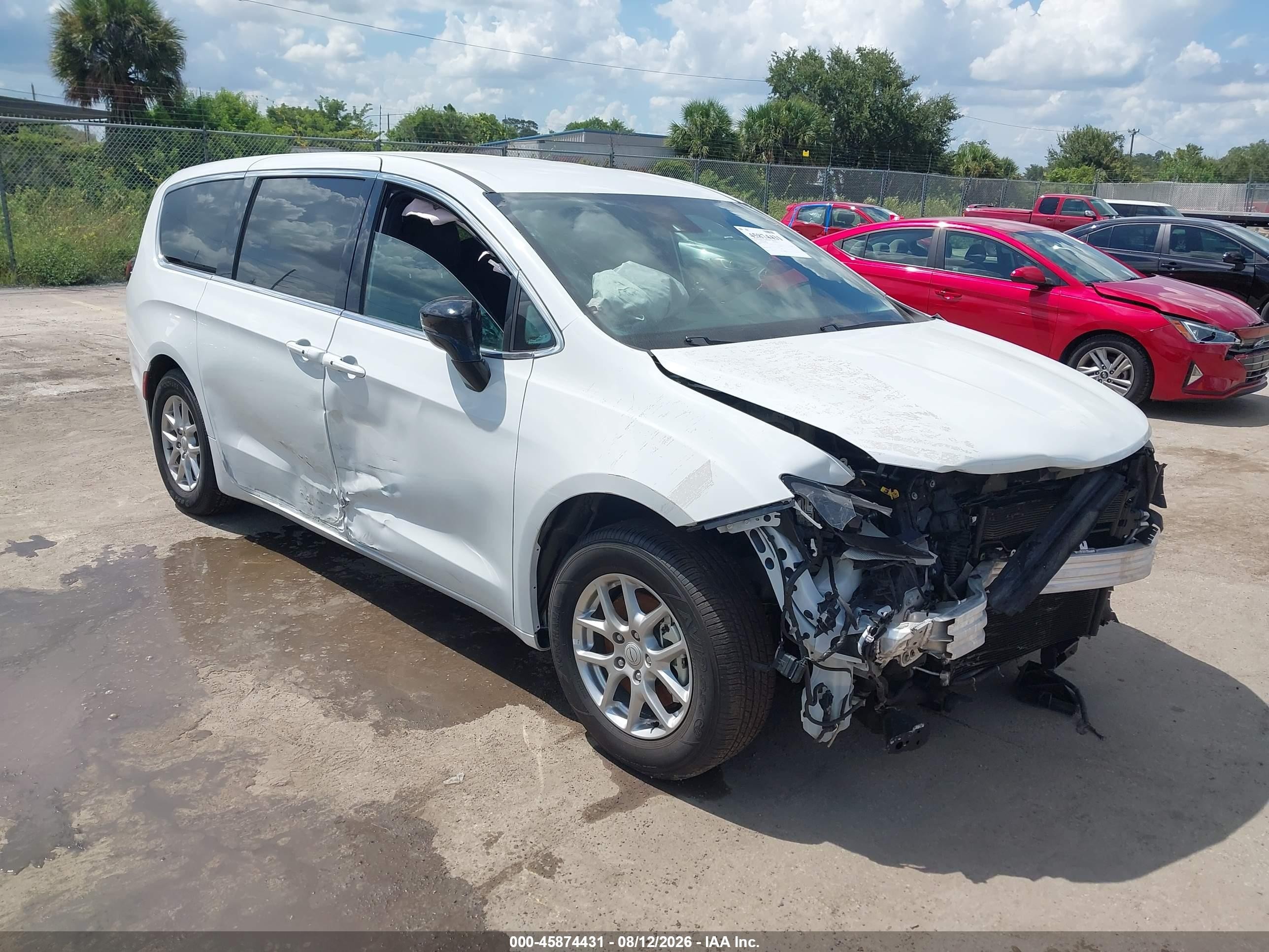 2026 Chrysler Pacifica Select, VIN 2C4RC1BG2TR186388 — Front end