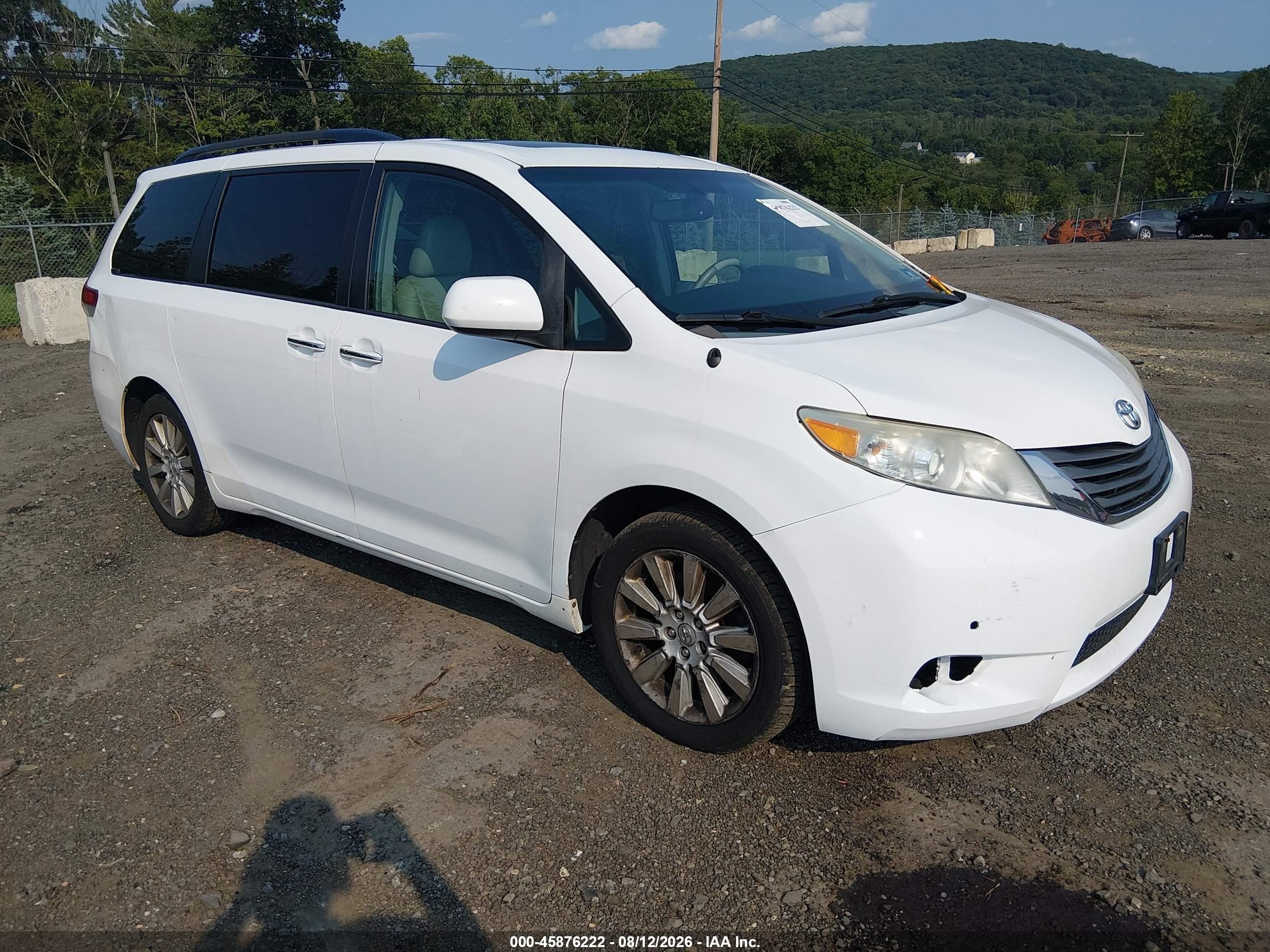 2014 Toyota Sienna XLE, VIN 5TDDK3DCXES077951 — Normal wear